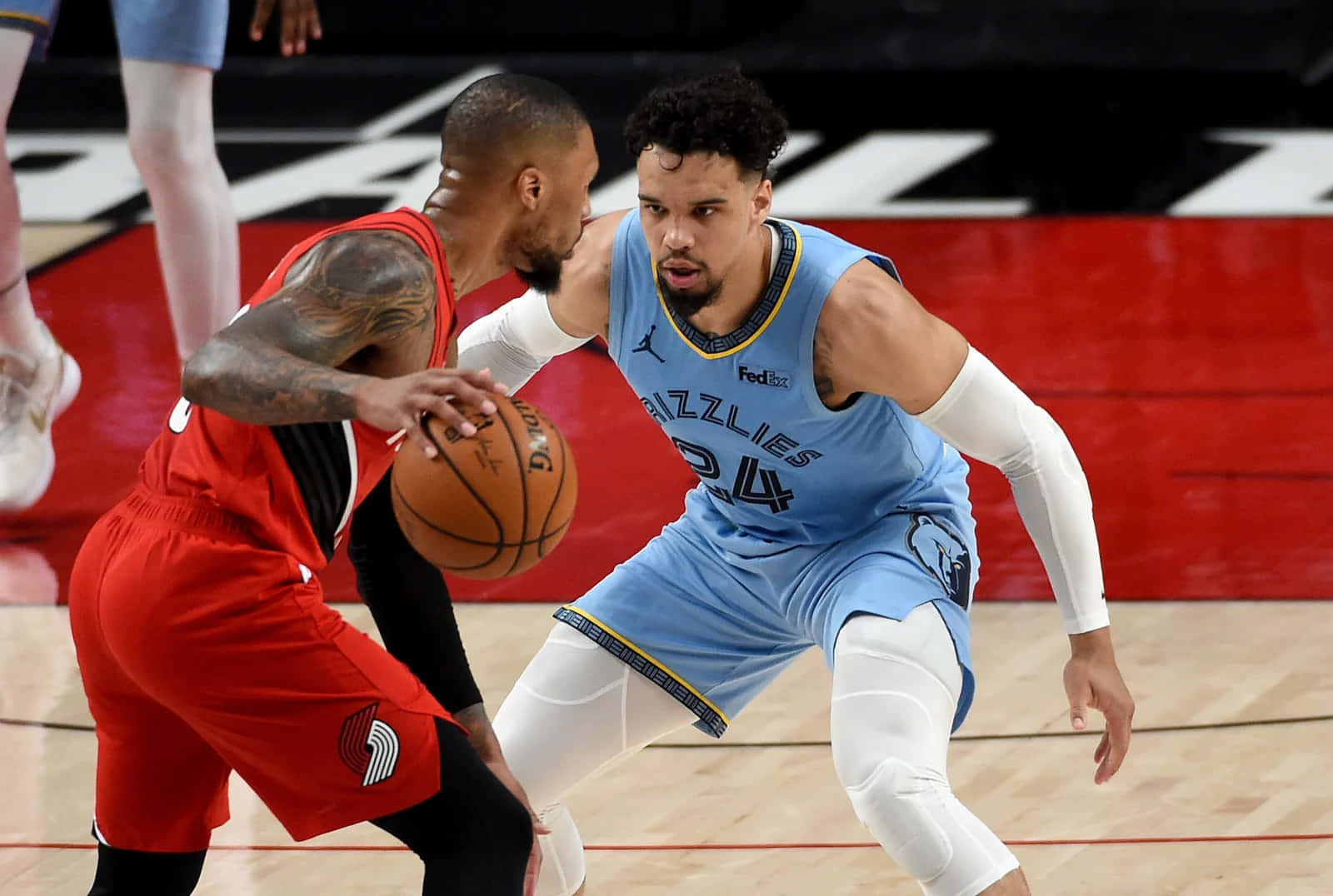 Dillon Brooks 桌布 壁紙 — 兩名籃球運動員在拋光木地板的職業比賽中激烈爭奪球權。