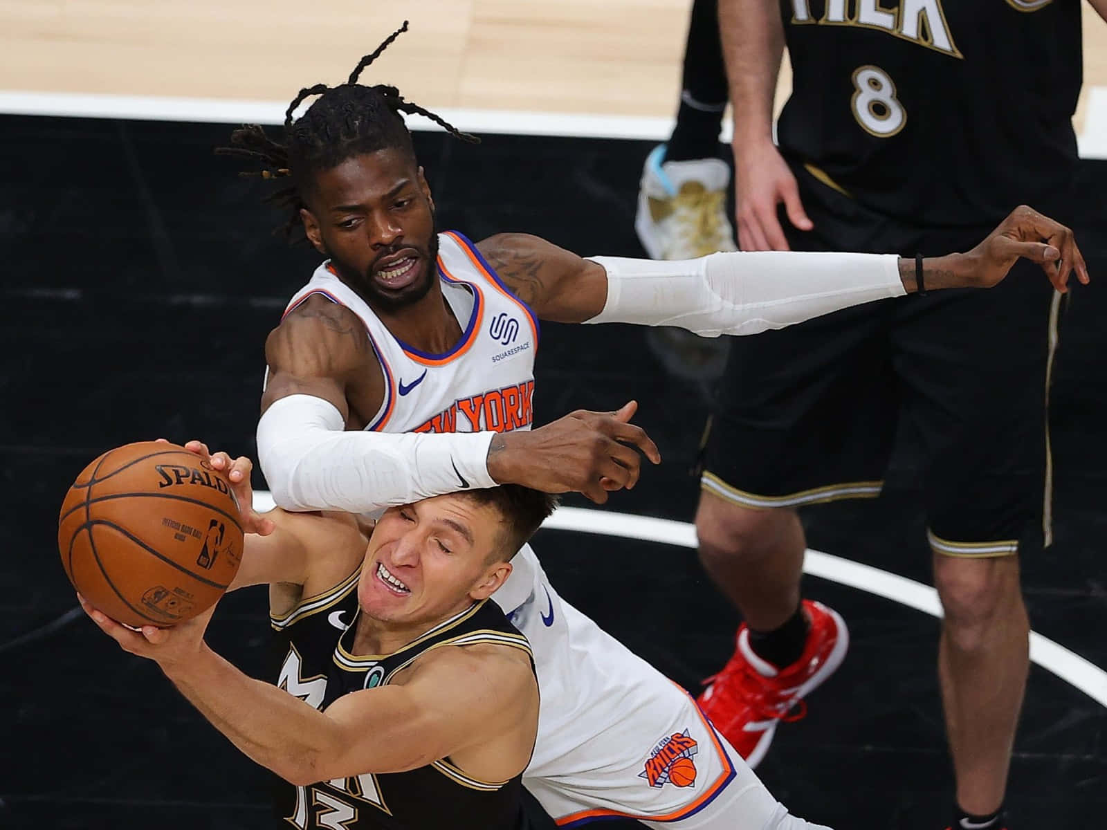 NBA 桌布 壁紙 — 兩名籃球運動員在拋光球場上激烈爭奪一個失控球，比賽緊張刺激。