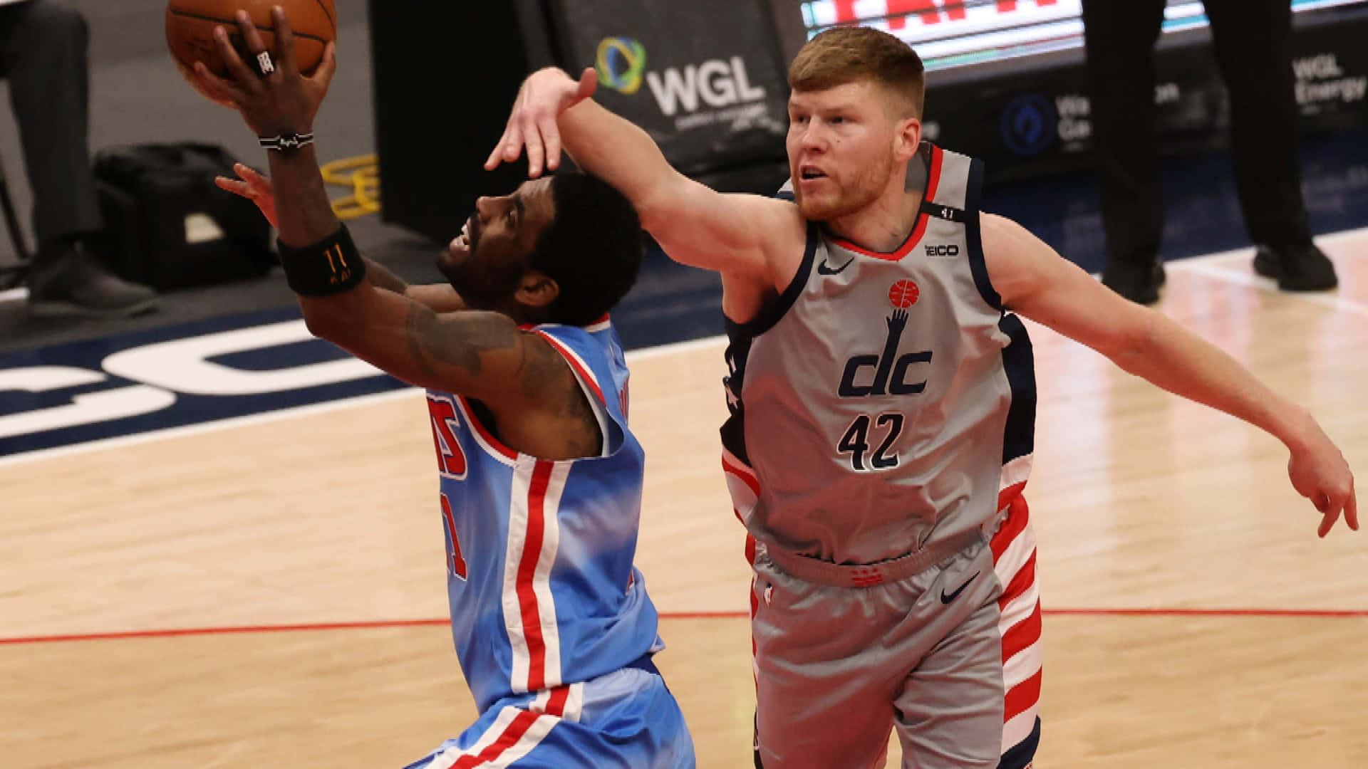 NBA 桌布 壁紙 — 兩名籃球運動員在拋光球場上的職業比賽中激烈爭奪投籃機會。