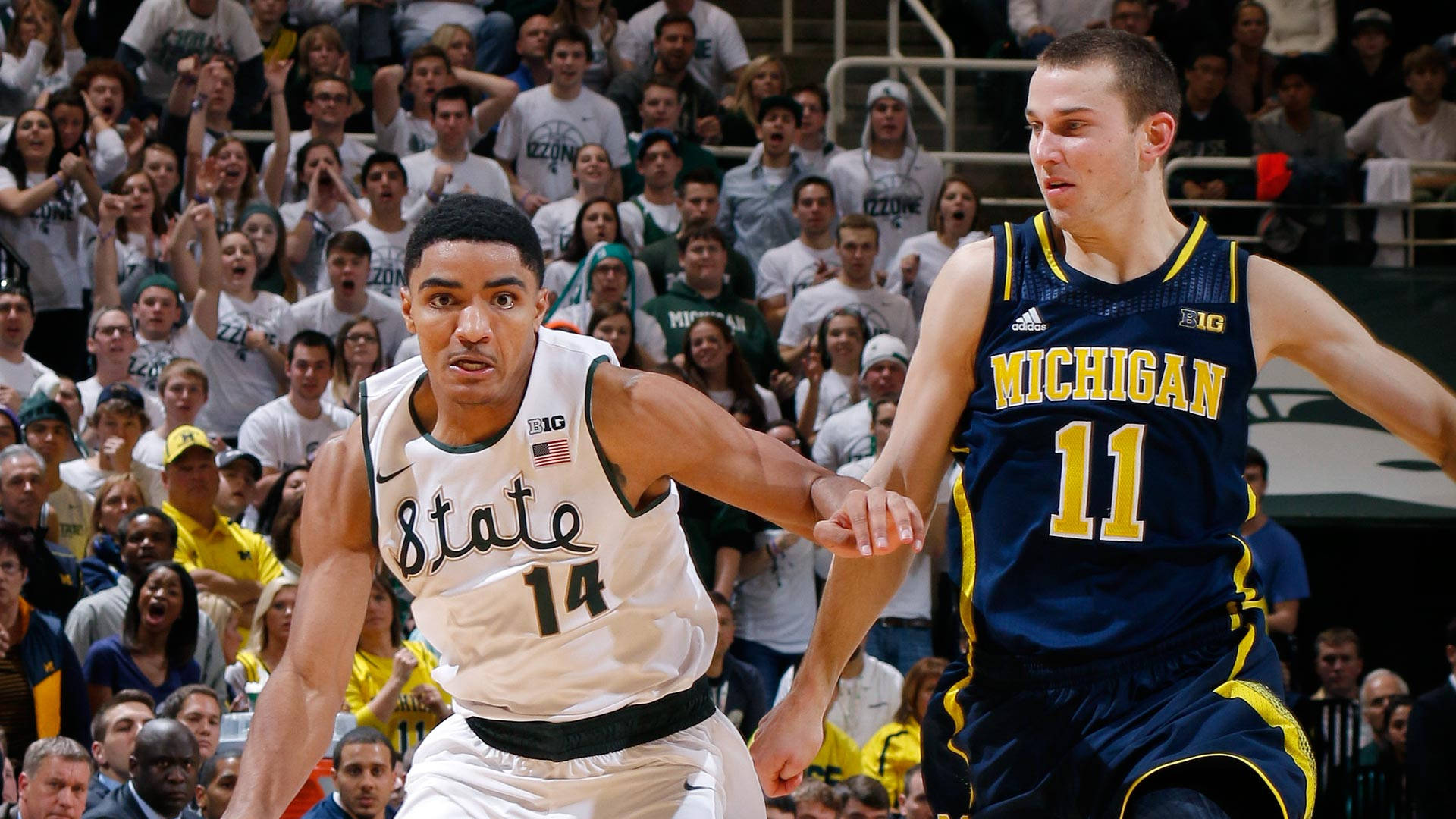 gary harris 桌布 壁紙 — 兩名籃球運動員在擠滿觀眾的場館比賽中激烈爭奪球權，背景是球迷的歡呼聲。