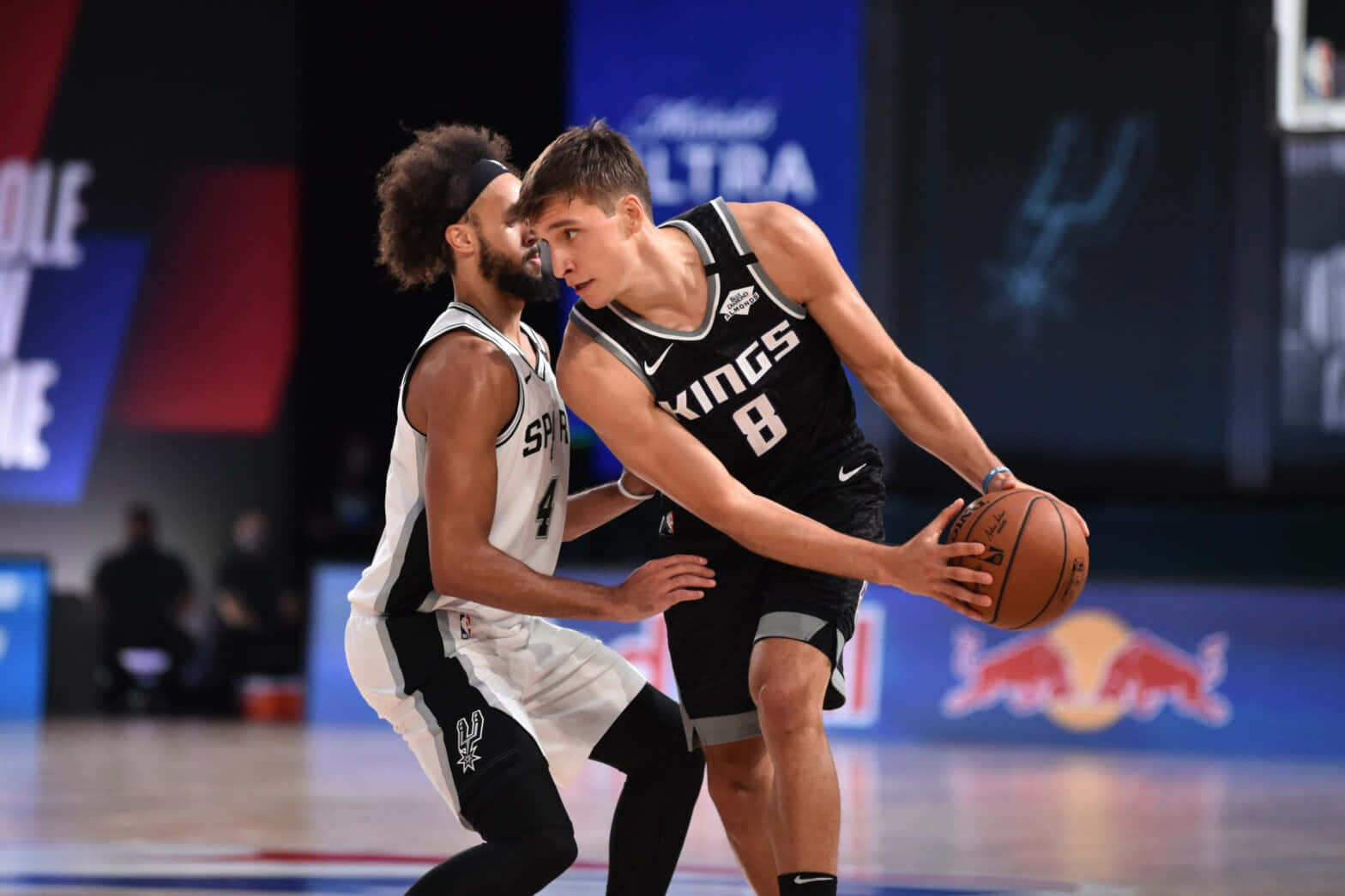 NBA 桌布 壁紙 — 兩名籃球運動員在明亮的場館燈光下，於職業比賽中激烈爭奪位置。