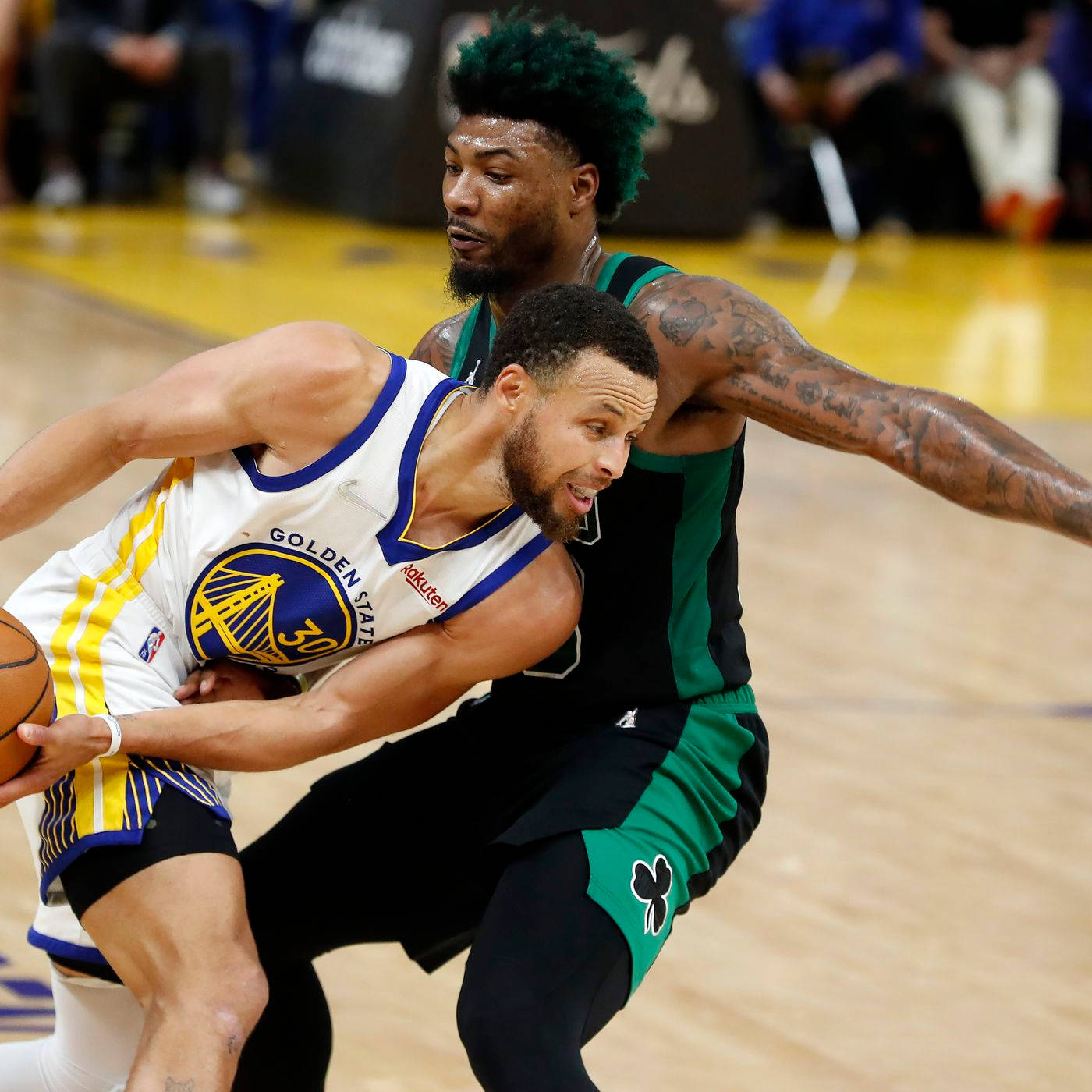NBA 桌布 壁紙 — 兩名籃球運動員在明亮的場館燈光下，於一場高風險比賽中激烈爭奪球權。