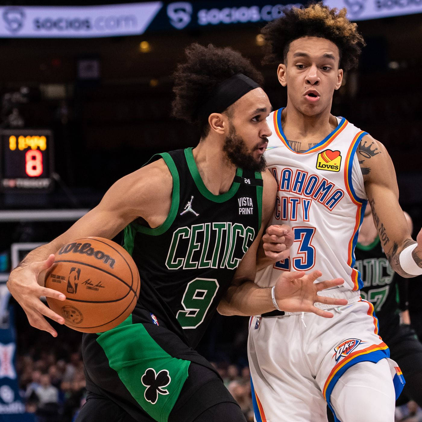 NBA 桌布 壁紙 — 兩名籃球運動員在明亮的場館燈光下，於一場高風險的NBA比賽中激烈爭奪球權。