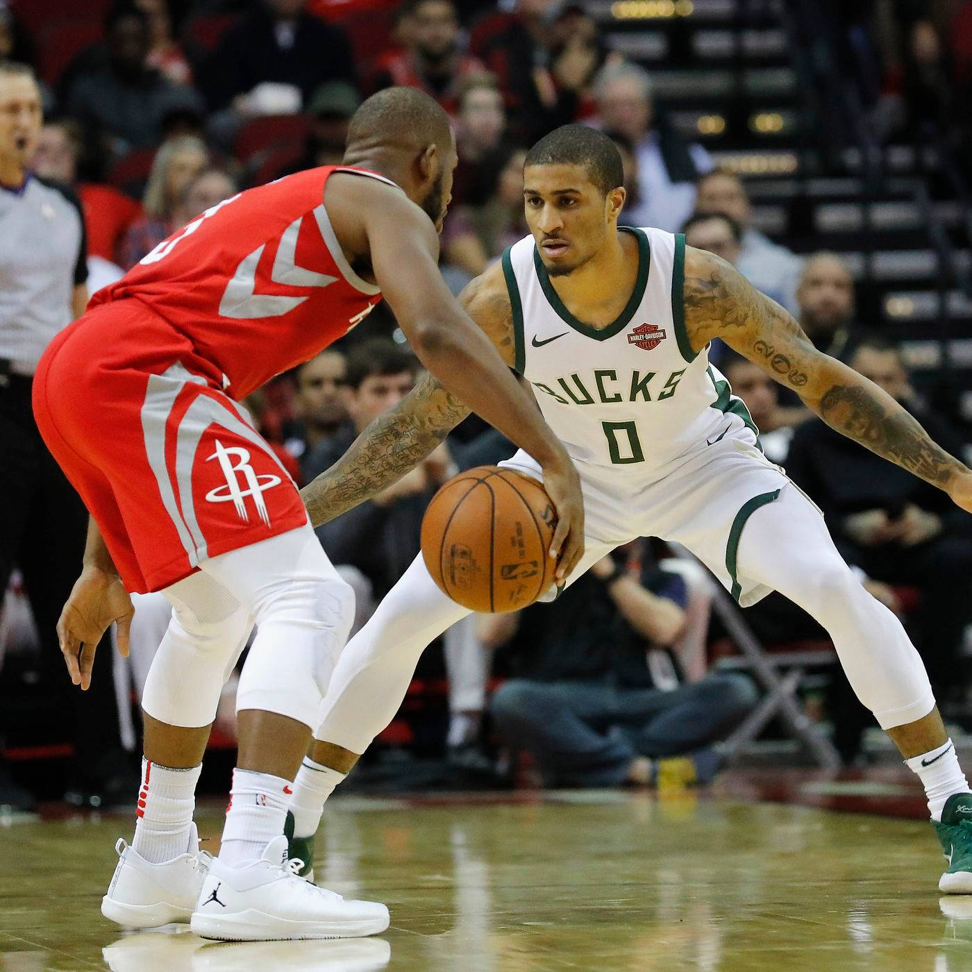 NBA 桌布 壁紙 — 兩名籃球運動員在明亮的場館燈光下，於職業比賽中激烈爭奪球權。