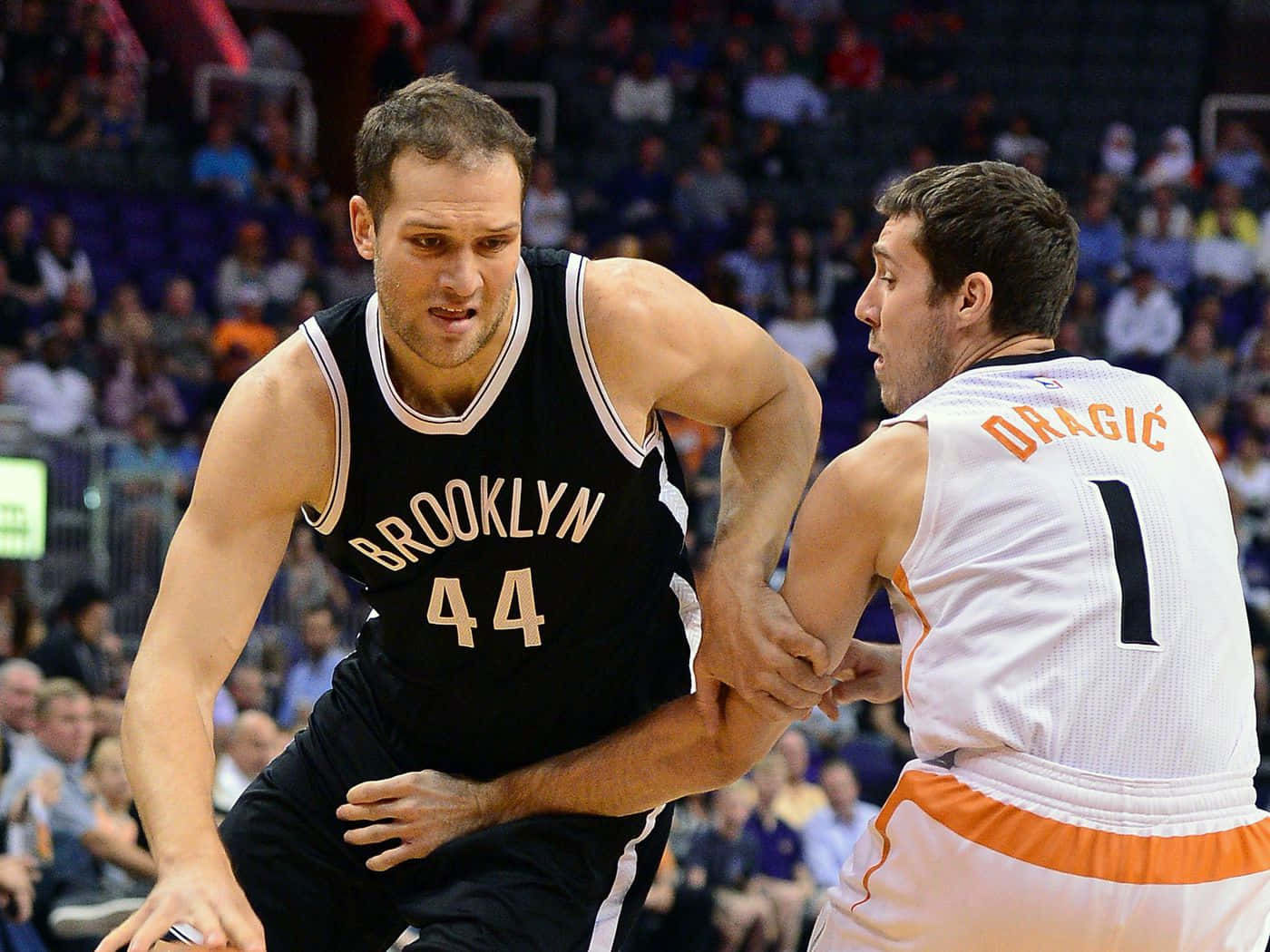 Brooklyn Nets 桌布 壁紙 — 兩名籃球運動員在比賽中激烈競爭，一人身穿黑色布魯克林球衣44號，另一人身穿白色球衣，上面有Dragic和1號。