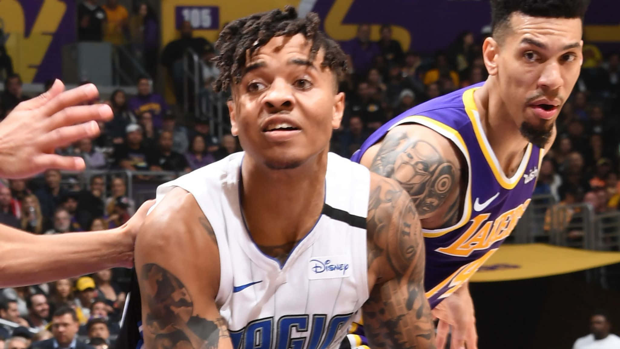 NBA 桌布 壁紙 — 兩名籃球運動員在比賽中激烈競爭，背景有觀眾。