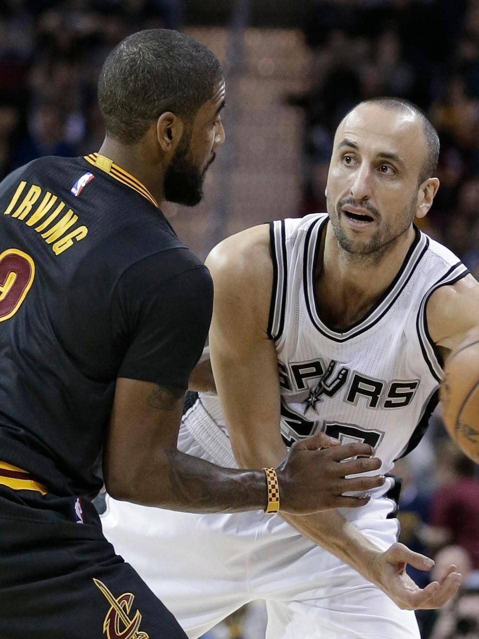 Manu 桌布 壁紙 — 兩名籃球運動員在比賽中激烈競爭，一人身穿黑色球衣，上面有「IRVING」字樣，另一人身穿白色馬刺球衣持球。