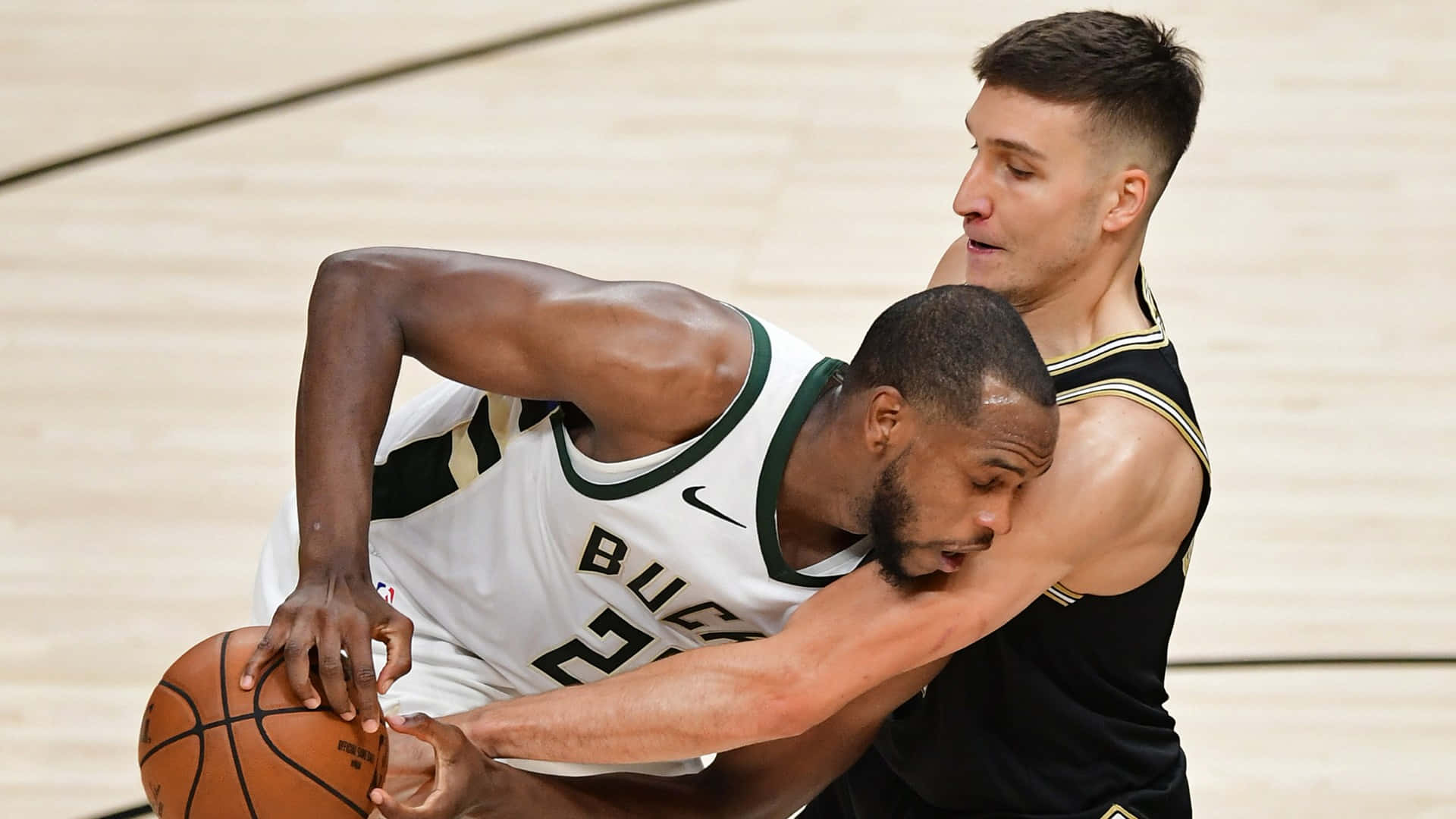NBA 桌布 壁紙 — 兩名籃球運動員在硬木球場上激烈爭奪球權。
