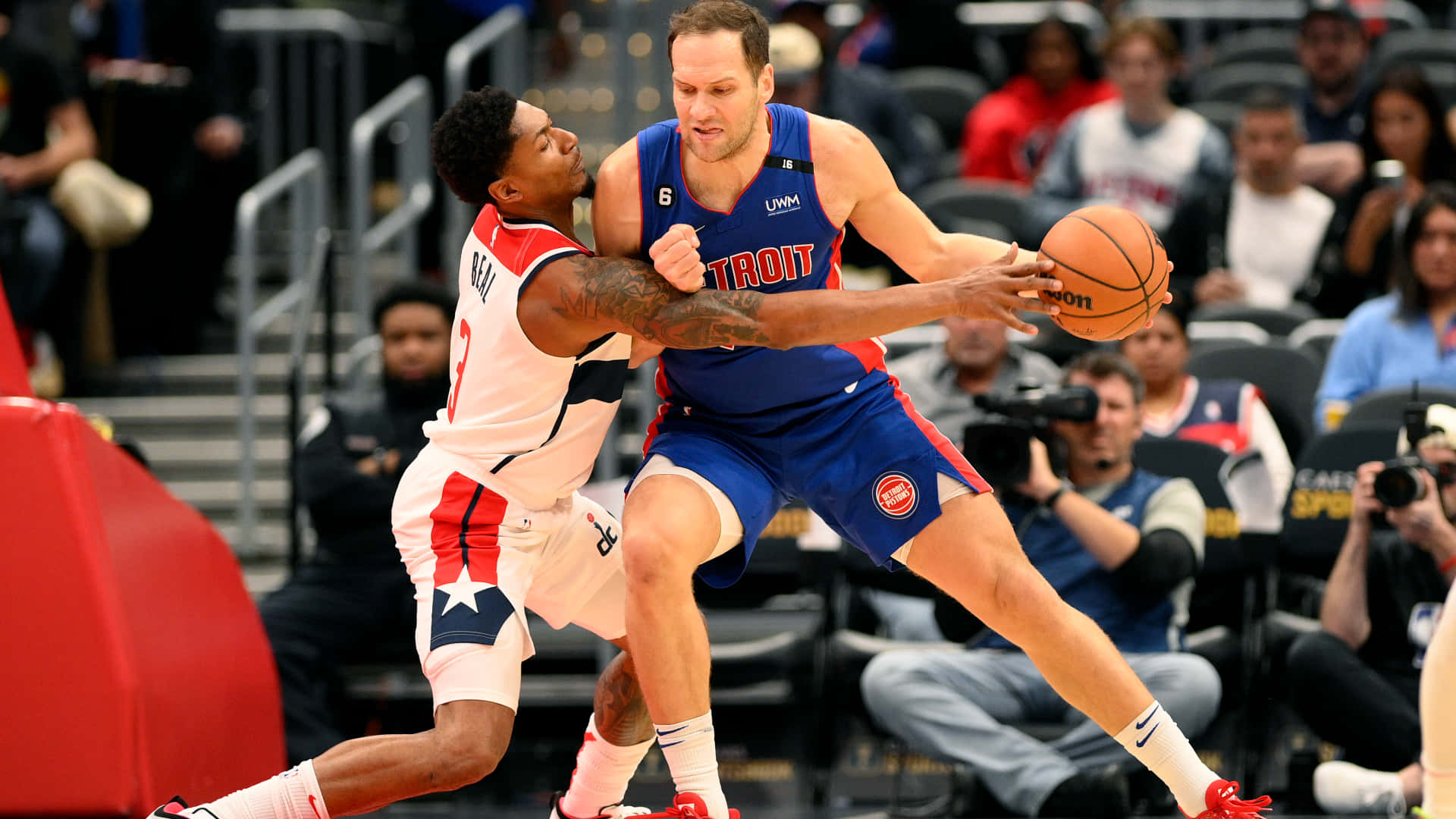 兩名籃球運動員在比賽中爭奪控球權。 — NBA 壁紙