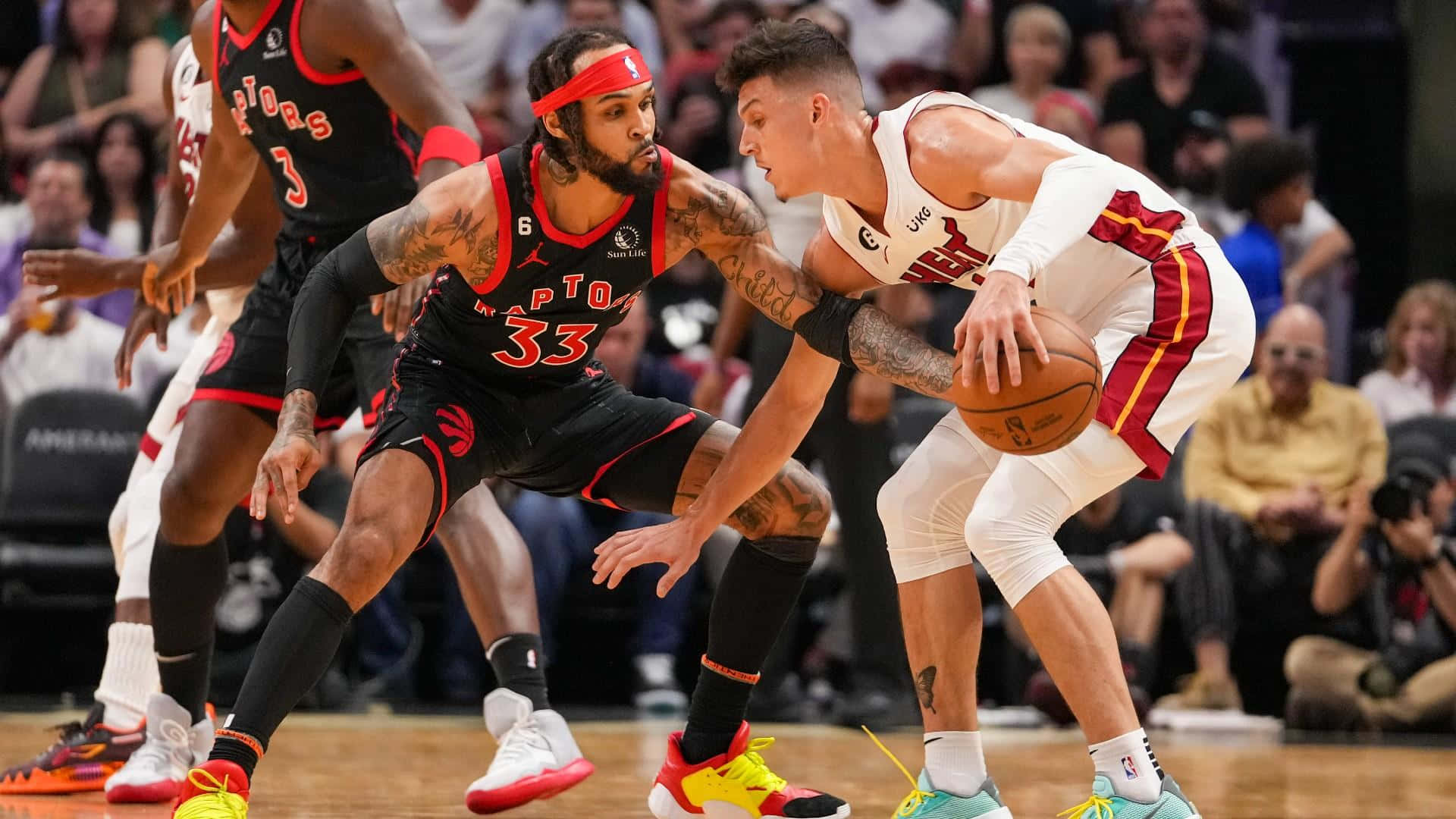 NBA 桌布 壁紙 — 兩名籃球運動員在觀眾背景下的高風險比賽中激烈爭奪控球權。