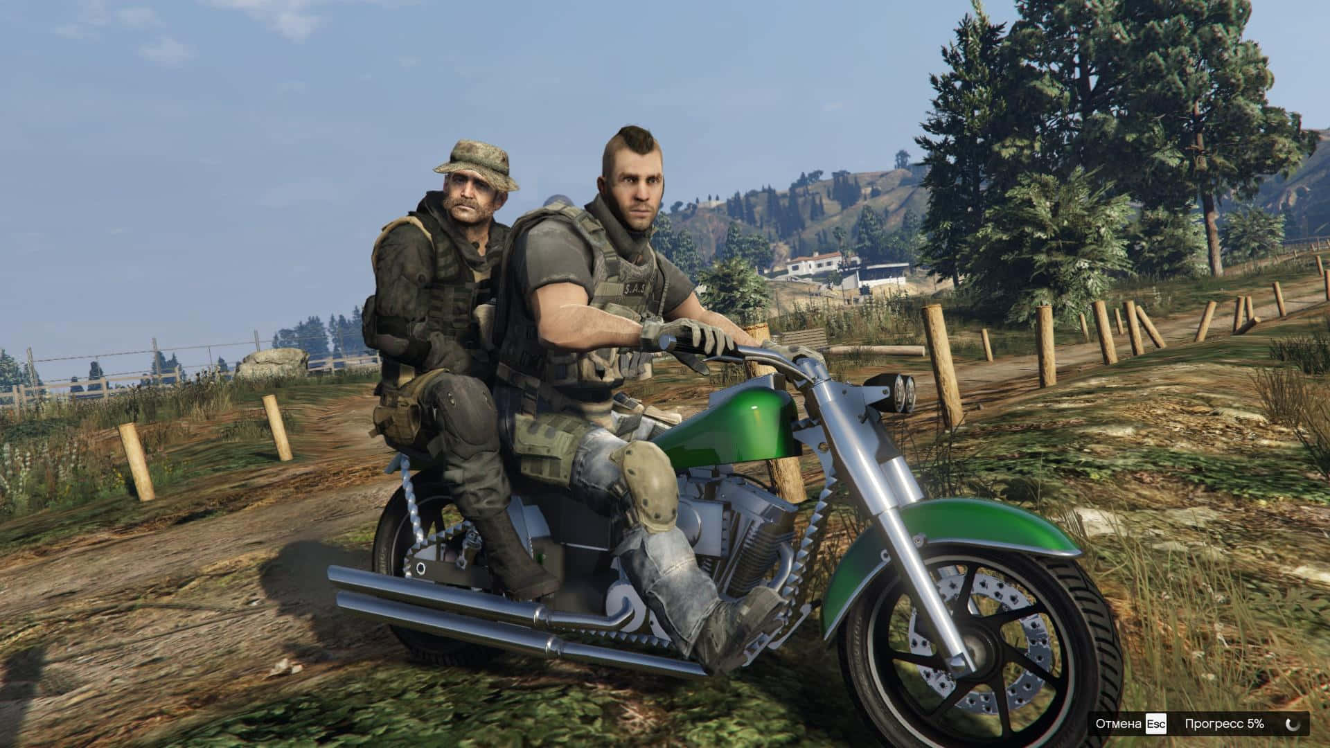 Soap Mactavish 桌布 壁紙 — 兩名粗獷的男子騎著一輛綠色摩托車，沿著一條泥路穿過陽光明媚、有樹木和山丘的鄉村景觀。