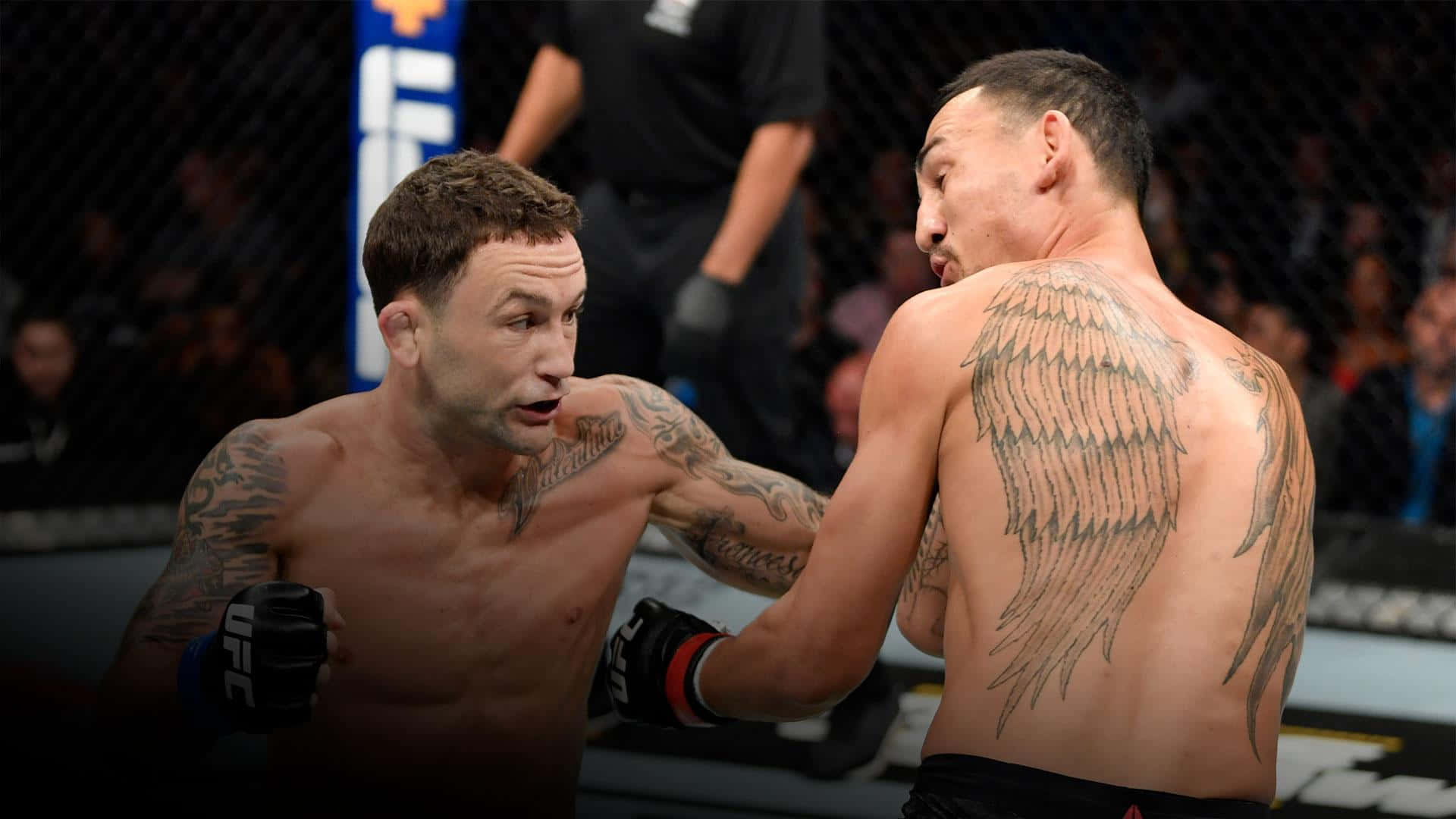 UFC 桌布 壁紙 — 兩名紋身MMA拳手在UFC八角籠內激烈對峙，背景有觀眾。