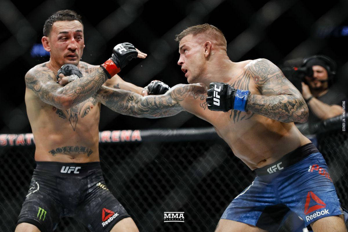 MMA 桌布 壁紙 — 兩名紋身MMA拳手在明亮的場館燈光下進行激烈的籠中對決。