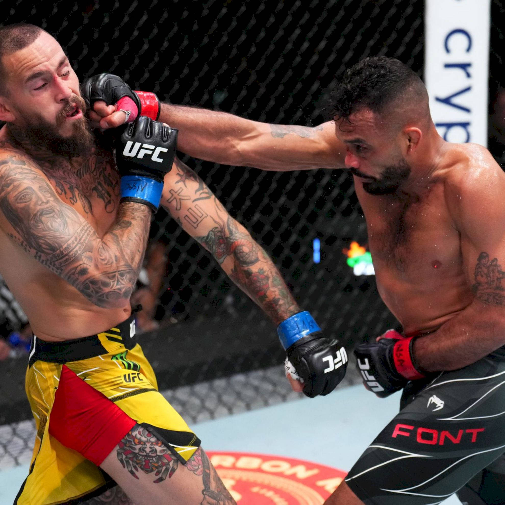 MMA 桌布 壁紙 — 兩名紋身MMA拳手在激烈的UFC鐵籠賽中對戰，汗水飛濺，手套交纏。