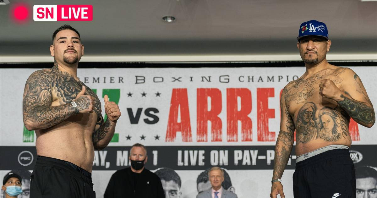 Andy 桌布 壁紙 — 兩名紋身拳擊手在稱重時自信地擺姿勢，身後有「Premier Boxing Champions」橫幅。