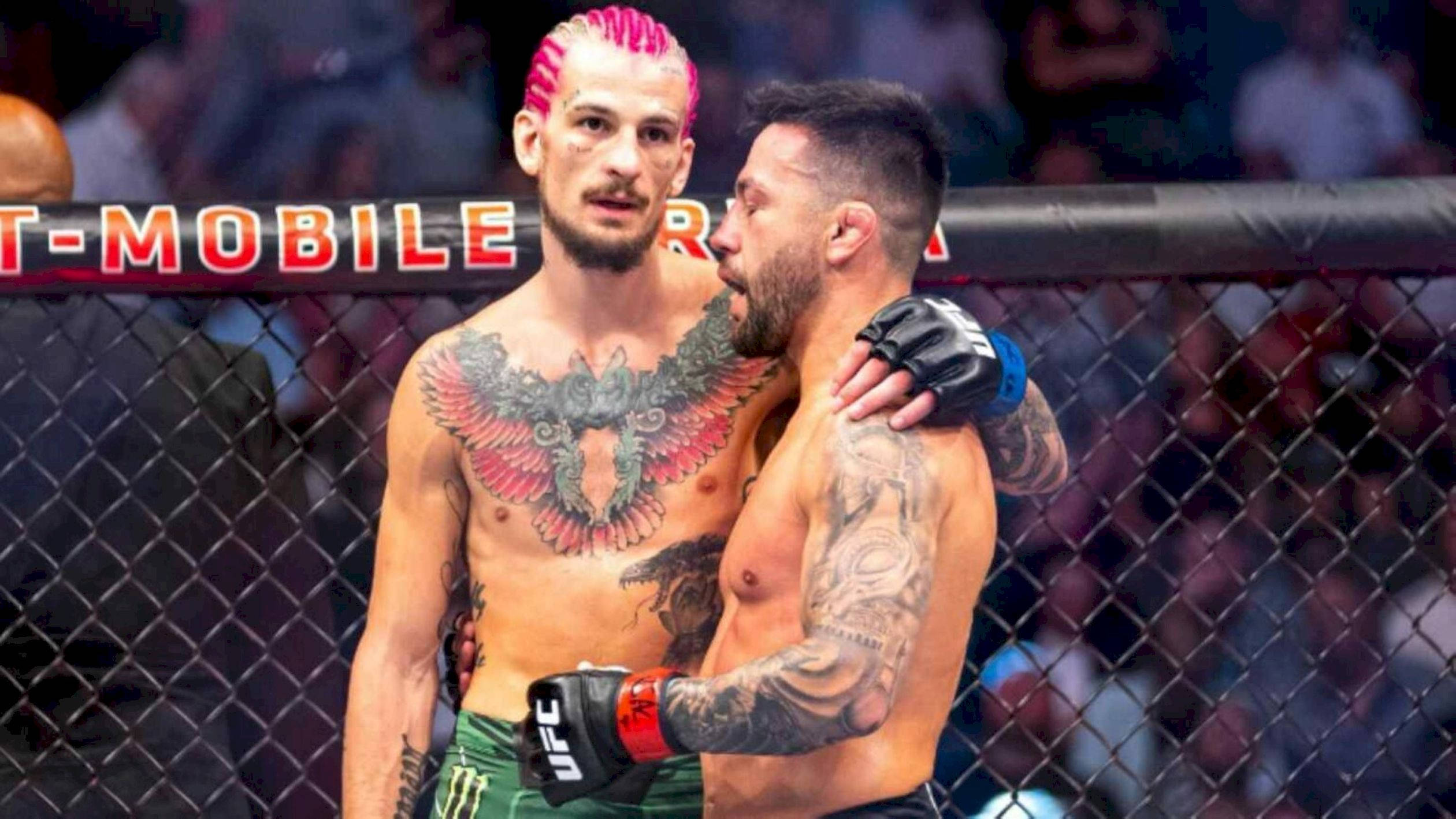 Champion 桌布 壁紙 — 兩名紋身的MMA拳手在籠中於明亮的場館燈光下比賽後交換一個尊重的時刻。