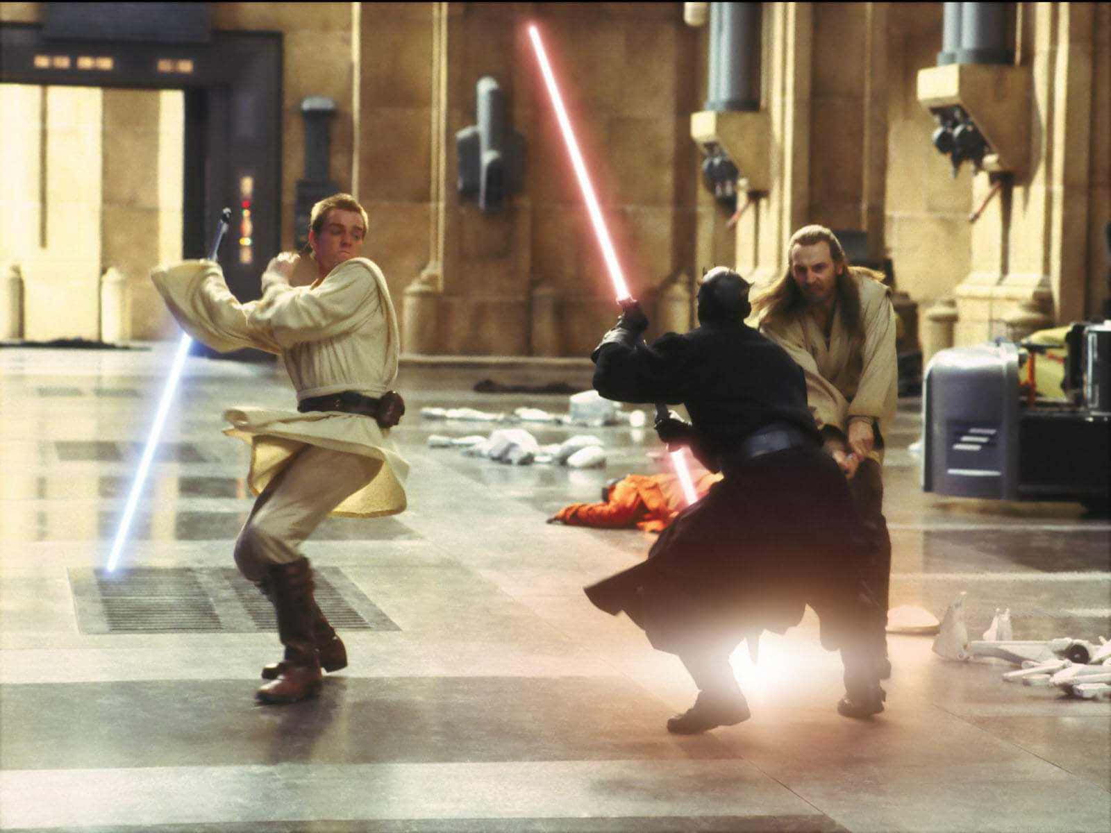 Qui-gon Jinn 桌布 壁紙 — 兩名絕地武士在宏偉的石廳中用發光的光劍決鬥，第三名在倒下的屍體中觀看。