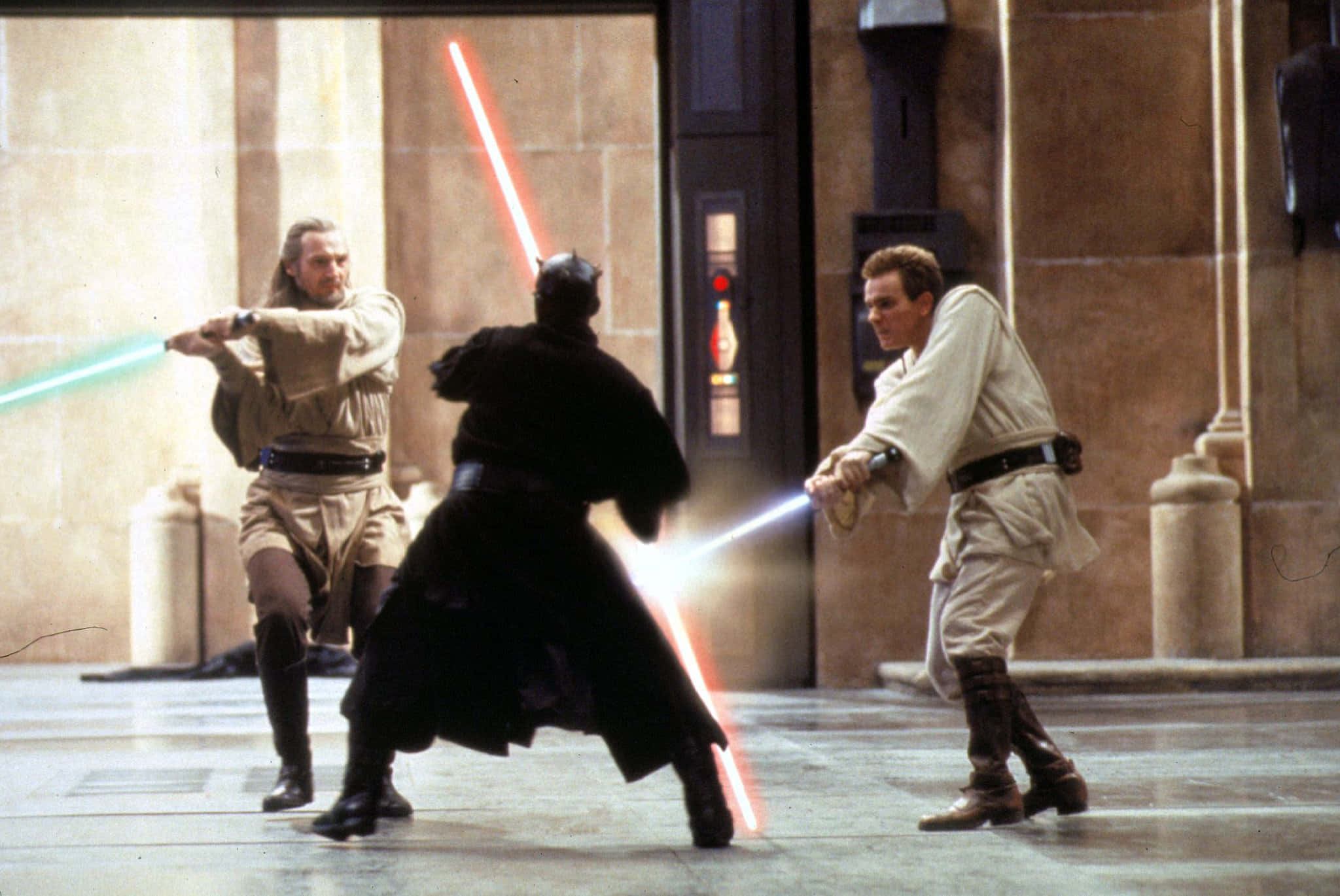 The Phantom Menace 桌布 壁紙 — 兩名絕地武士在宏偉的石廳中與一名西斯尊主決鬥，紅色和藍色的發光光劍交鋒。