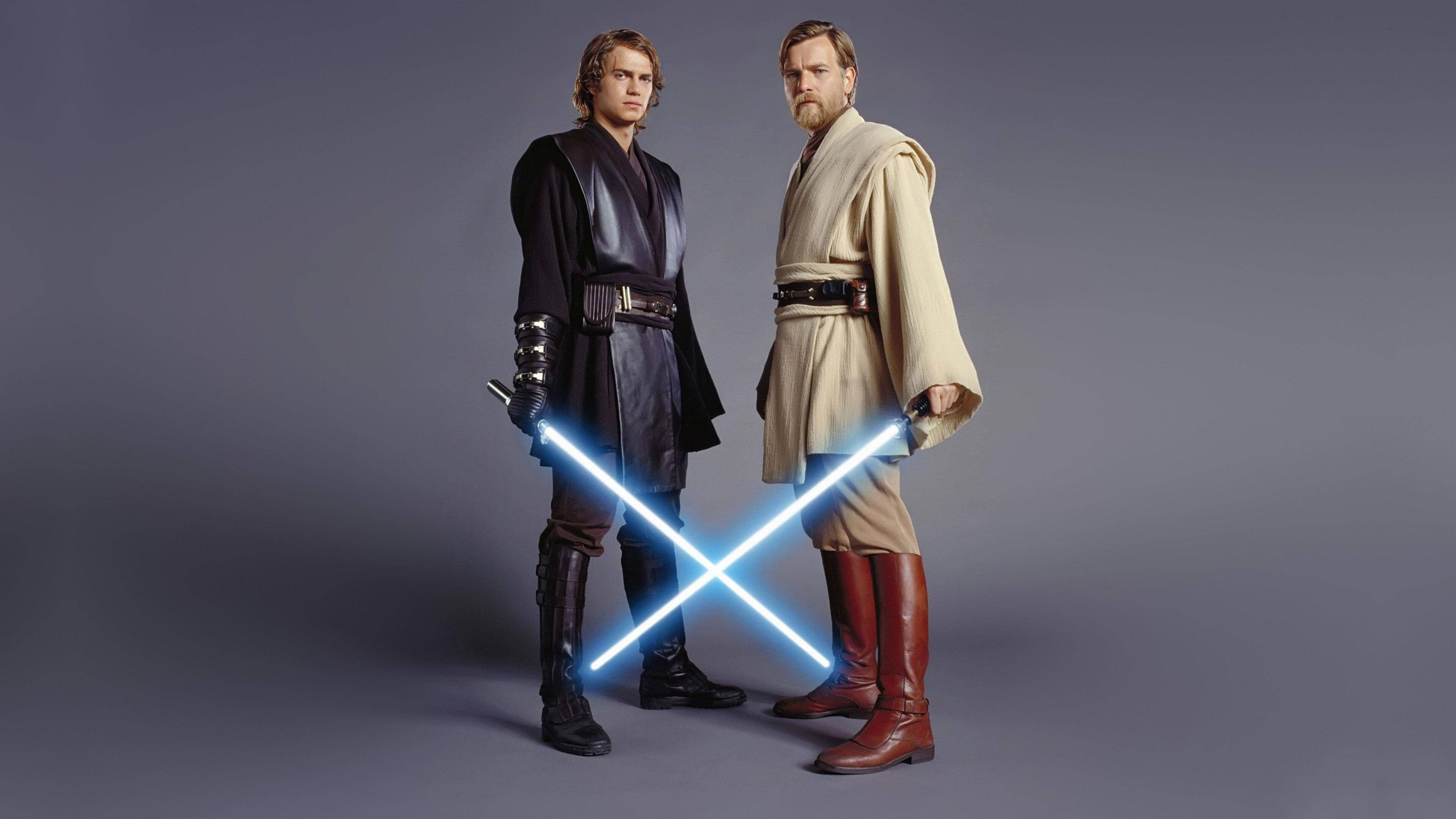 Kenobi 桌布 壁紙 — 兩名絕地武士在純灰色工作室背景前，交叉藍色光劍面對面站立。