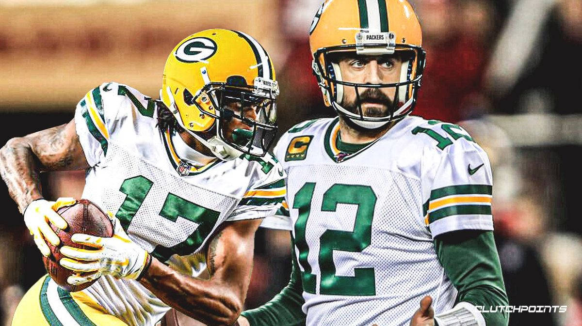 Davante Adams 桌布 壁紙 — 兩名綠灣包裝工美式足球球員在比賽中行動，一人帶球奔跑，另一人專注觀看。