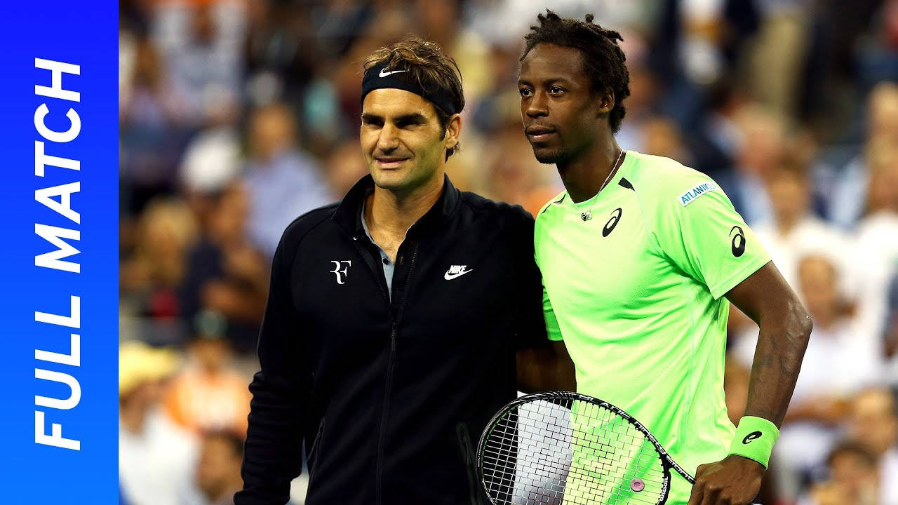 Tennis 桌布 壁紙 — 兩名網球運動員並排站在燈光明亮的球場上，一人穿著黑色外套微笑，另一人穿著螢光綠色襯衫手持球拍。