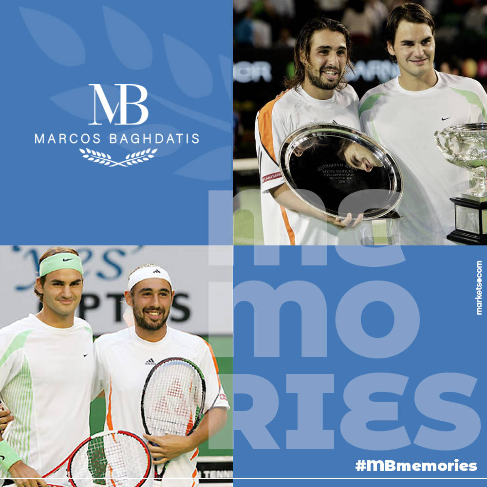 Tennis 桌布 壁紙 — 兩名網球運動員在帶有「MB memories」文字的藍色圖形背景前，手持獎盃和球拍擺姿勢。