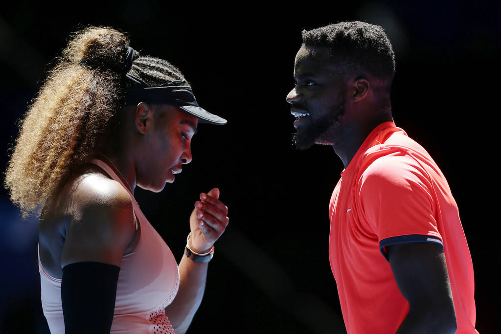 Tennis 桌布 壁紙 — 兩名網球選手在明亮的體育場燈光下，在黑暗背景中面對面，處於緊張時刻。