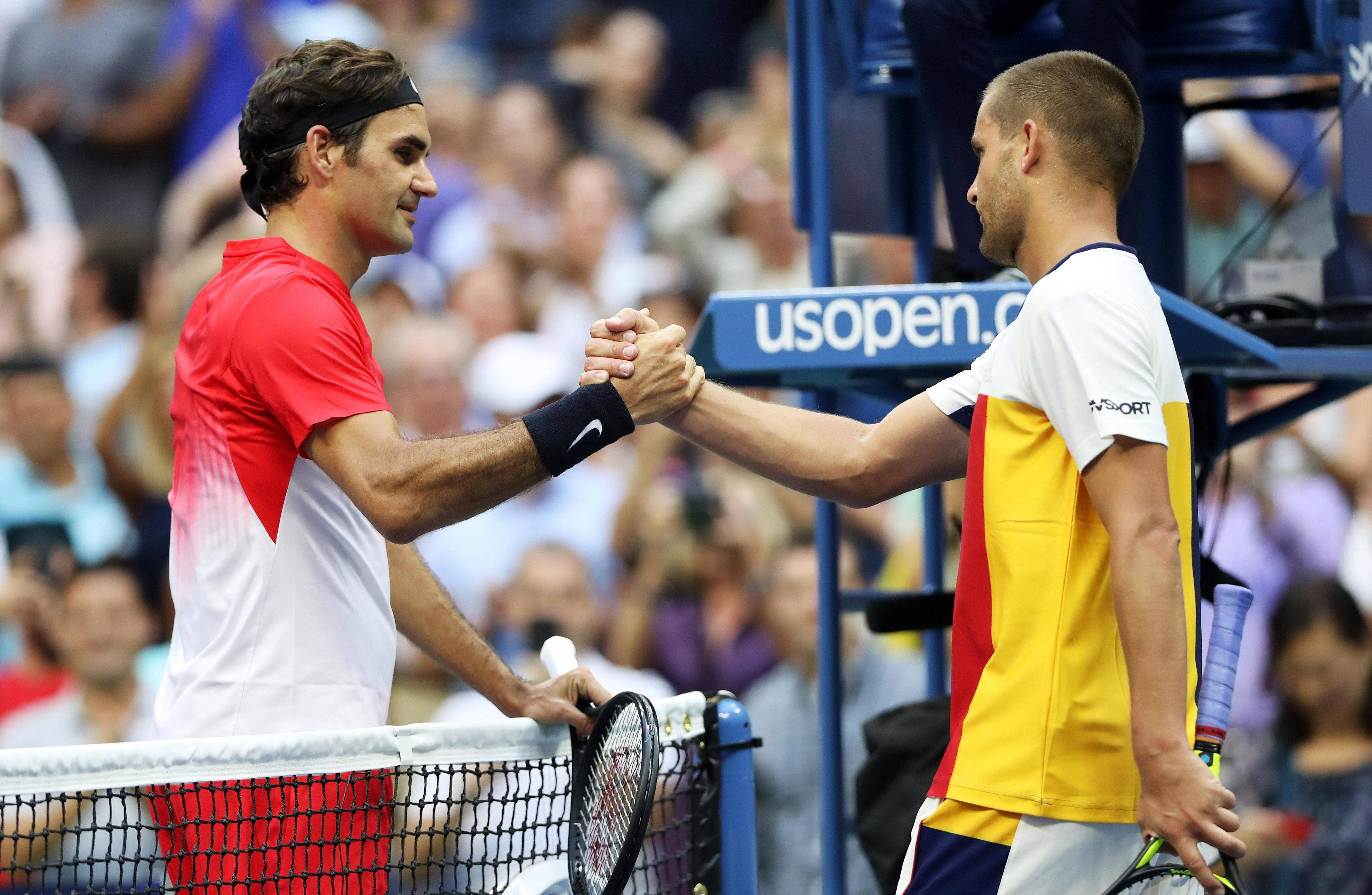 Tennis 桌布 壁紙 — 兩名網球選手在美國公開賽中隔網握手，背景有觀眾。