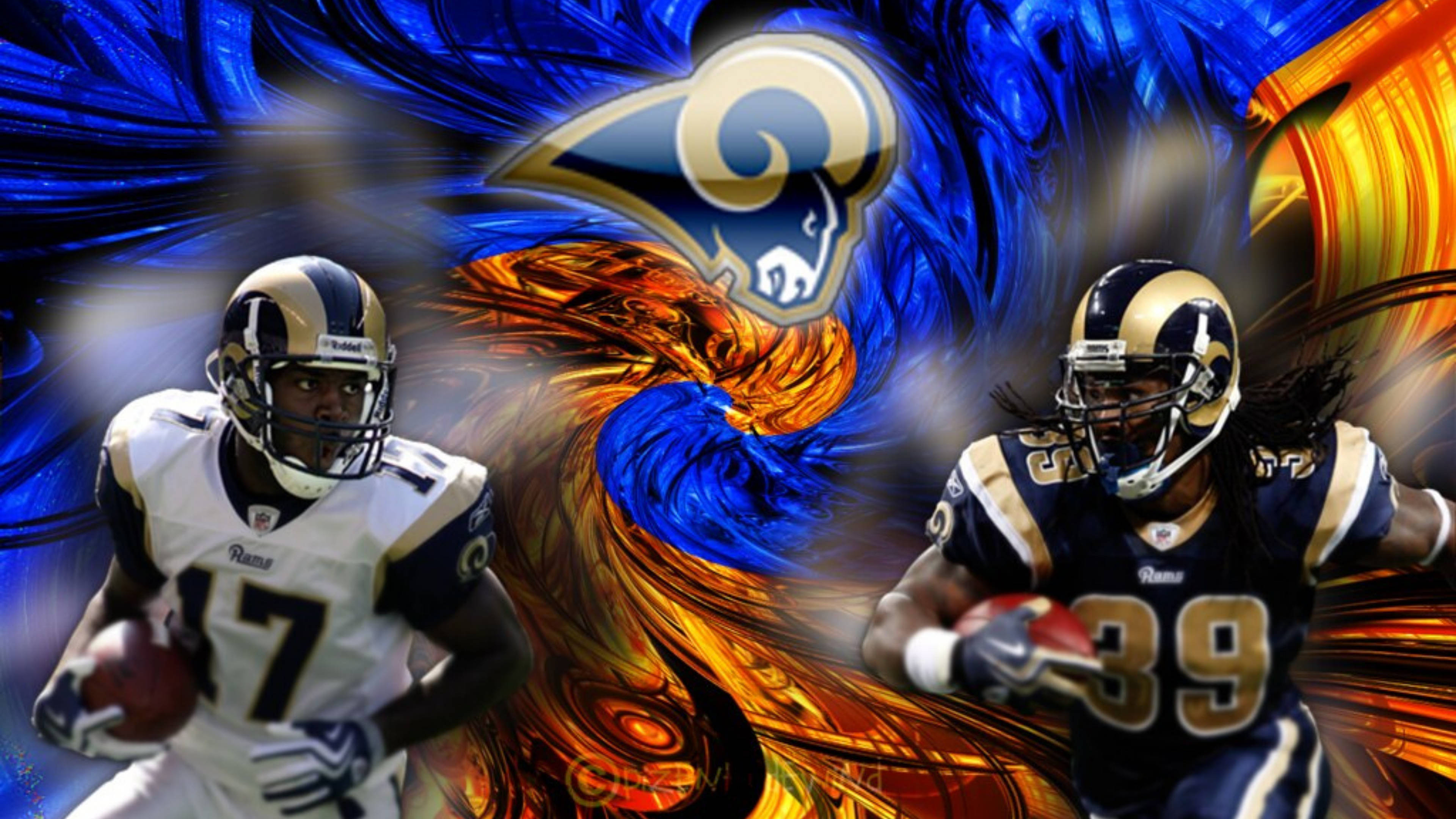 Rams 桌布 壁紙 — 兩名聖路易斯公羊隊美式足球員在旋轉的藍色和橙色抽象背景上與球隊標誌一起行動。