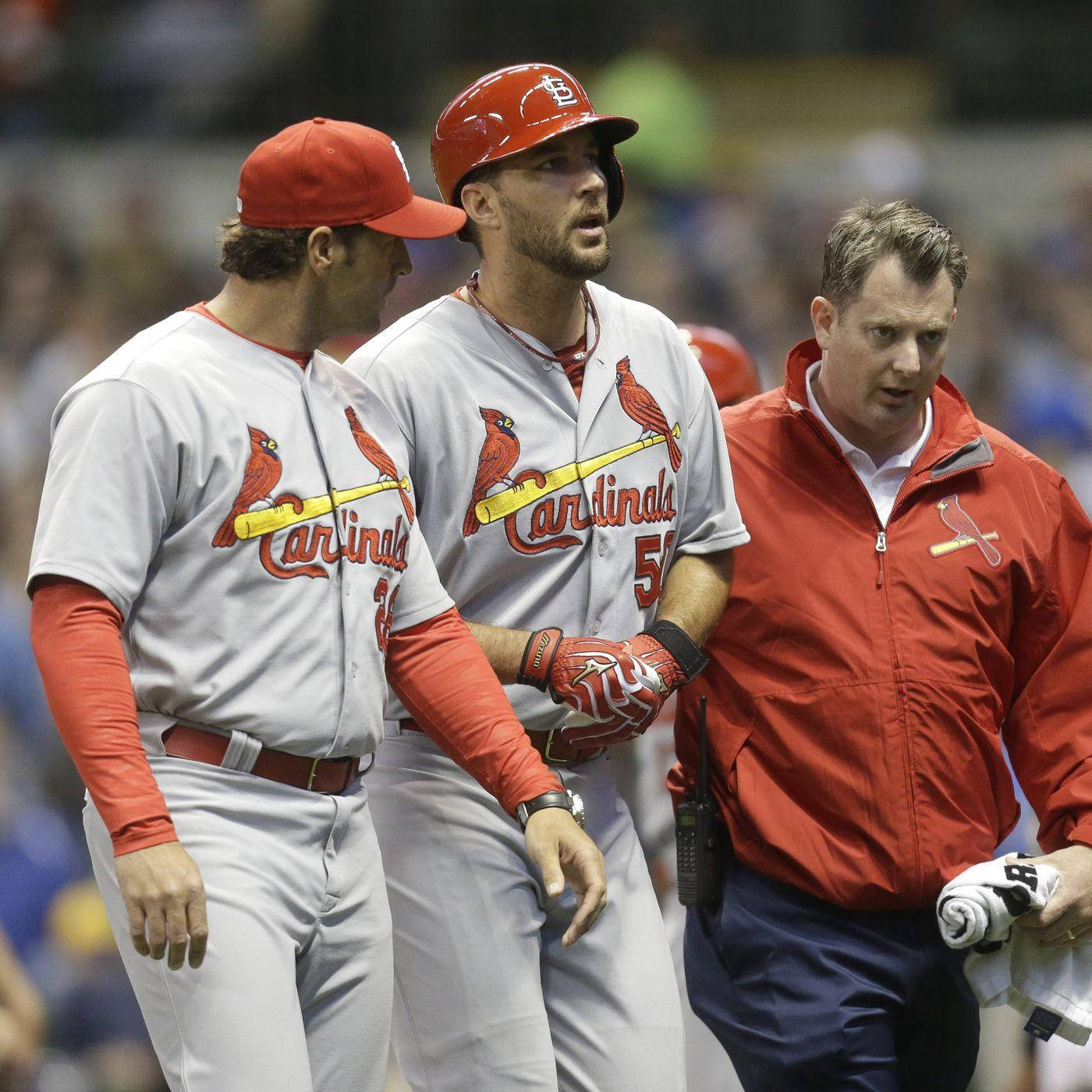 Adam Wainwright 桌布 壁紙 — 兩名聖路易紅雀棒球球員和一名教練身穿紅色和灰色制服，在比賽期間一起走在體育場的場地上。