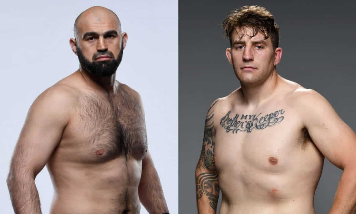 MMA 桌布 壁紙 — 兩名肌肉男在純色攝影棚背景前赤裸上身擺姿勢，一人留著濃密鬍鬚，另一人胸口和手臂有刺青。
