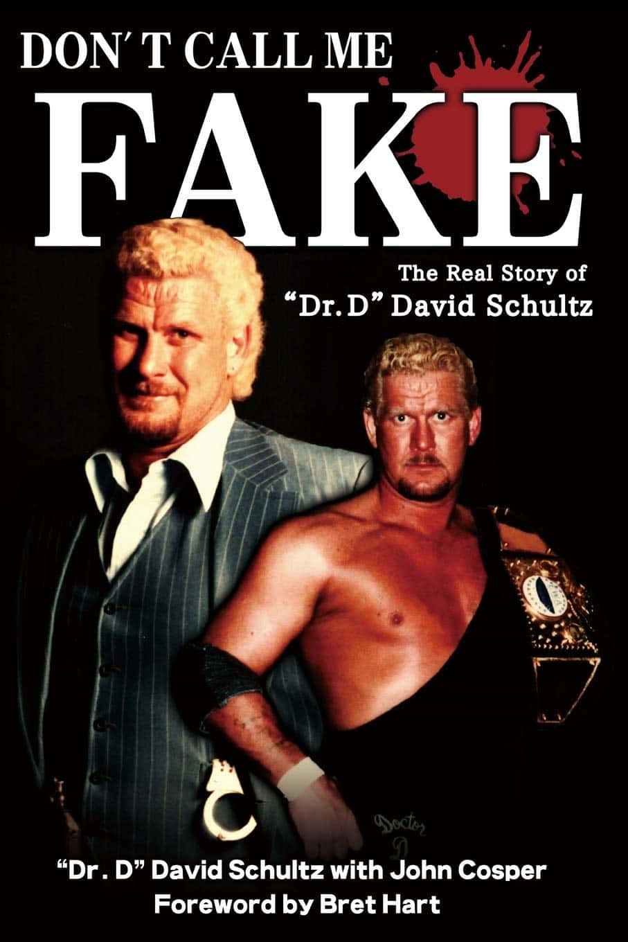 WWE 桌布 壁紙 — 兩名肌肉男在黑色背景前擺姿勢，一人身穿細條紋西裝，另一人赤裸上身，帶著冠軍腰帶和手銬。