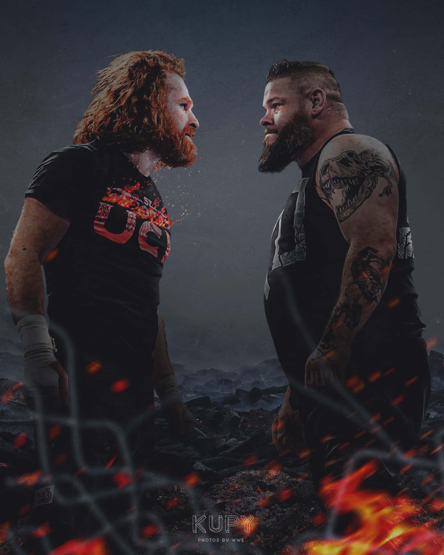 sami zayn 桌布 壁紙 — 兩名肌肉發達、留鬍子且有紋身的摔角手在黑暗天空下的火熱火山景觀中對峙。