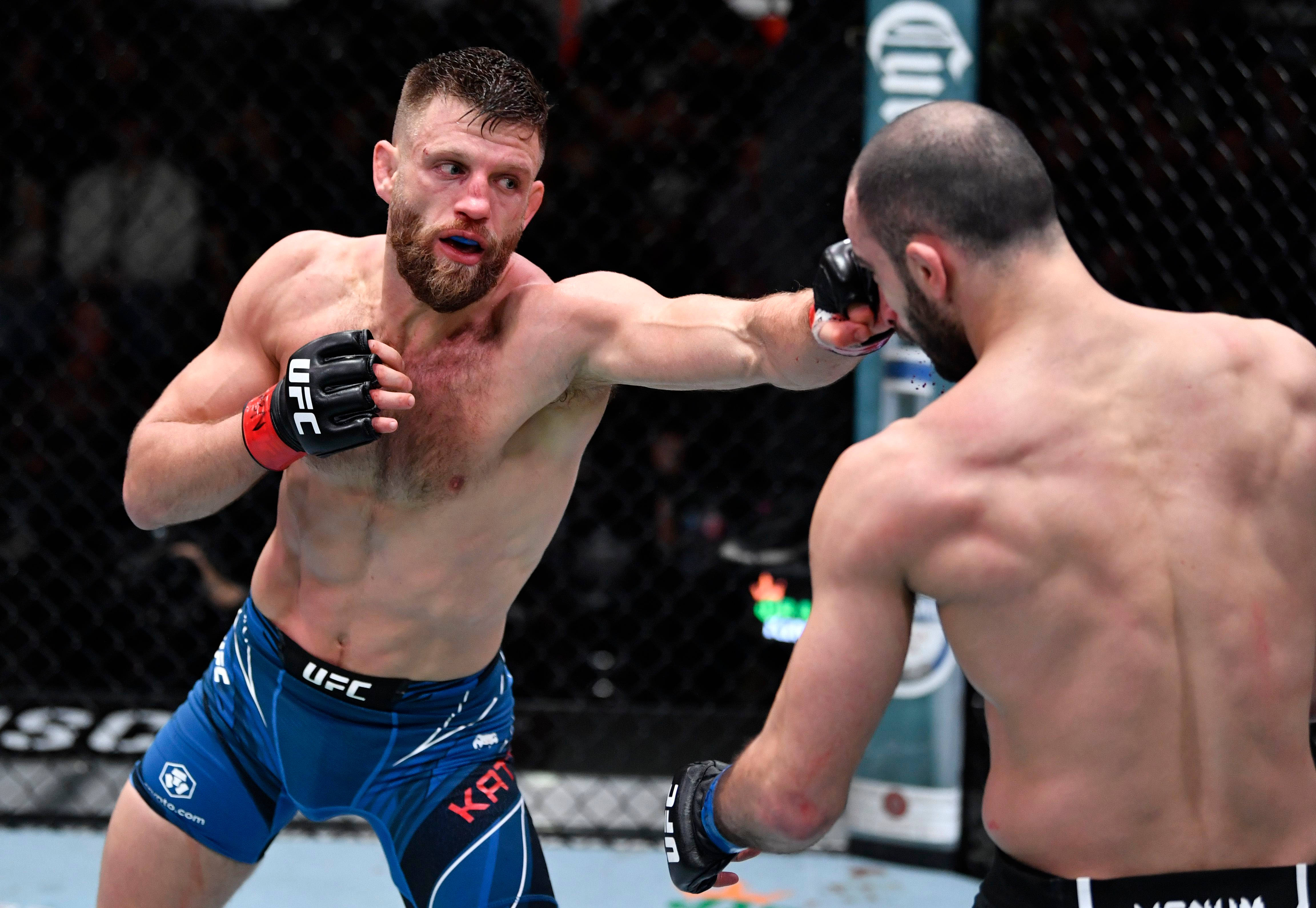 Champion 桌布 壁紙 — 兩名肌肉發達的MMA拳手在激烈的鐵籠賽中交鋒，其中一人打出強力一拳。