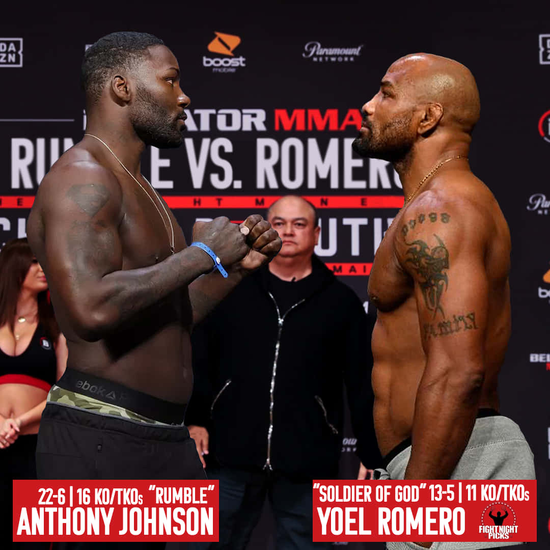 MMA 桌布 壁紙 — 兩名肌肉發達的MMA拳手在稱重活動中緊張對峙，身後有贊助商標誌。