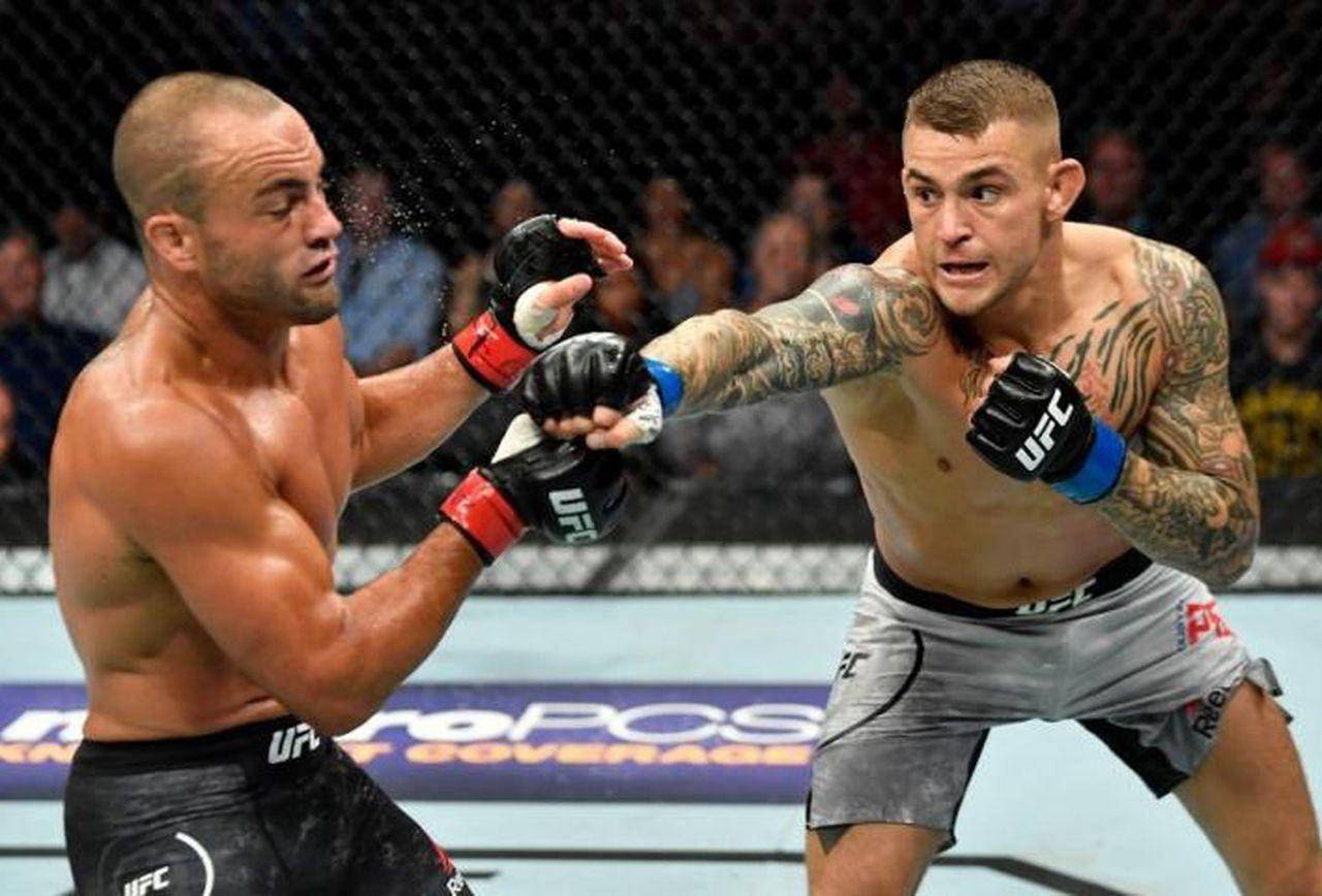 MMA 桌布 壁紙 — 兩名肌肉發達的MMA拳手在籠中激戰，汗水飛濺，其中一人一拳擊中對方的拳套。