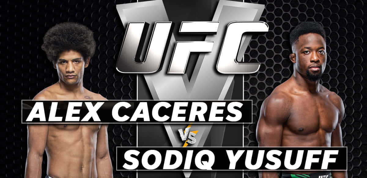 UFC 桌布 壁紙 — 兩名肌肉發達的UFC拳手Alex Caceres和Sodiq Yusuff在深色六邊形背景和UFC標誌前凝視對方。