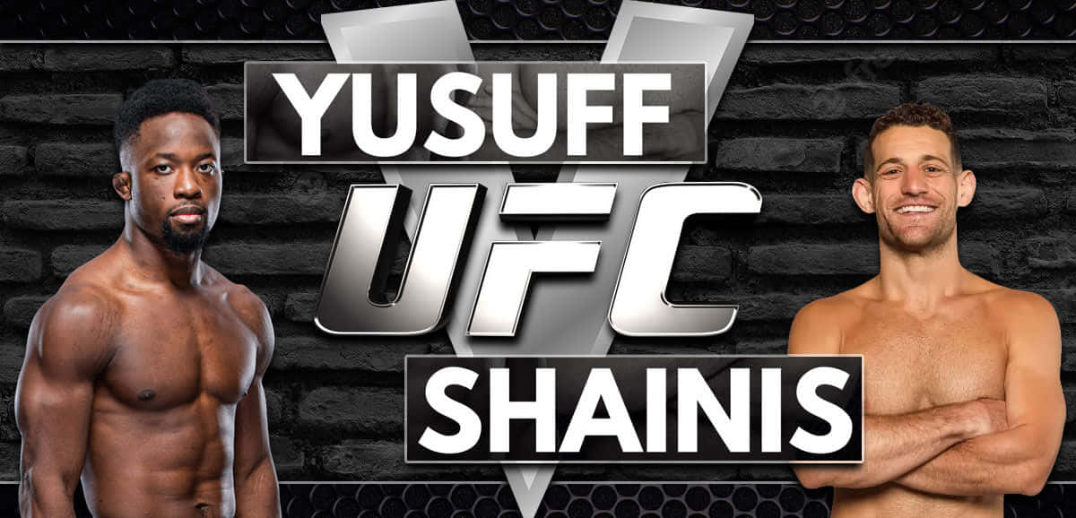 UFC 桌布 壁紙 — 兩名肌肉發達的UFC拳手Yusuff和Shainis在深色磚牆前自信擺姿勢，牆上有醒目的金屬質感UFC品牌標識。