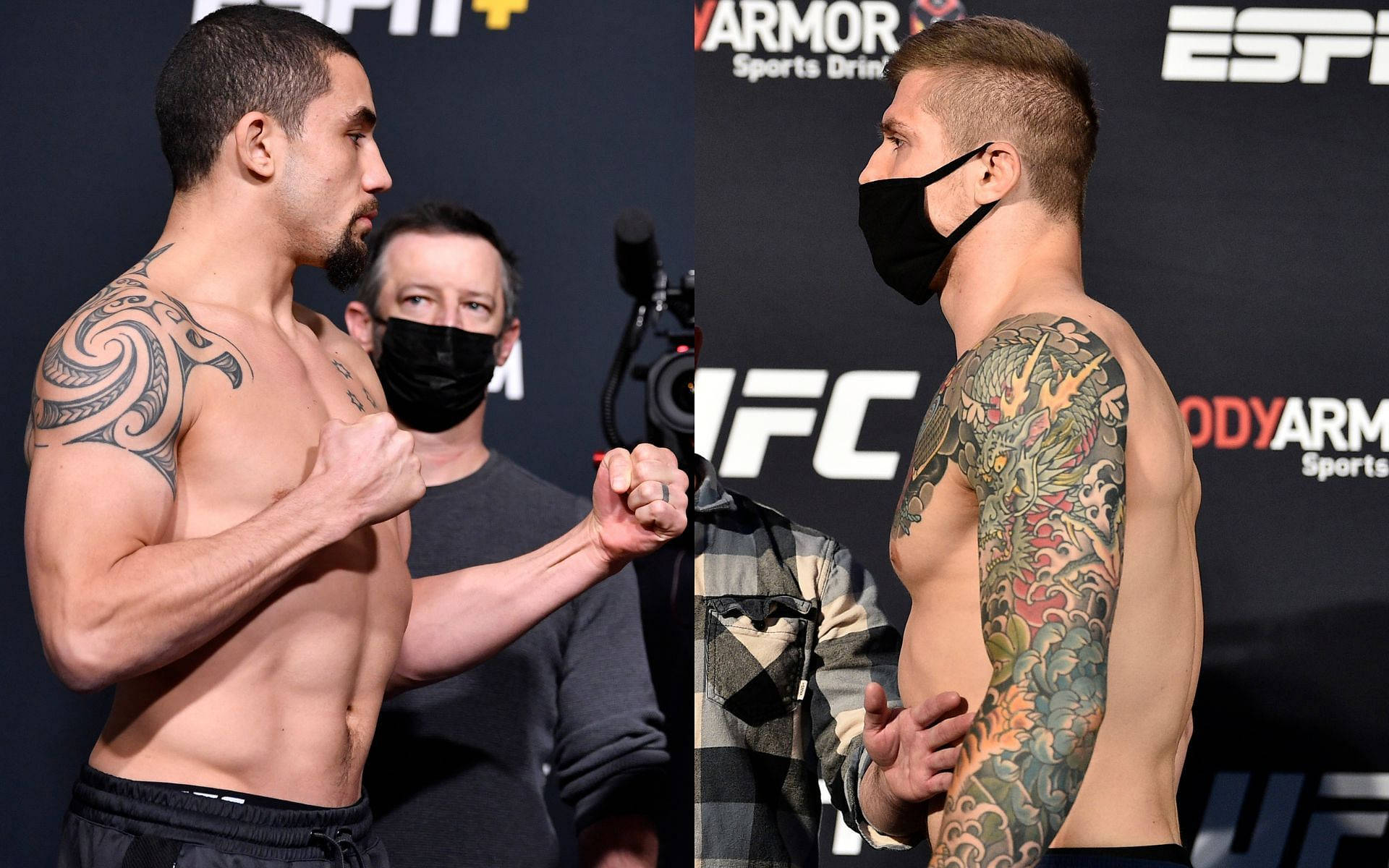 MMA 桌布 壁紙 — 兩名肌肉發達的UFC拳手在稱重時赤裸上身對峙，紋身清晰可見，身後有一名戴面具的官員。