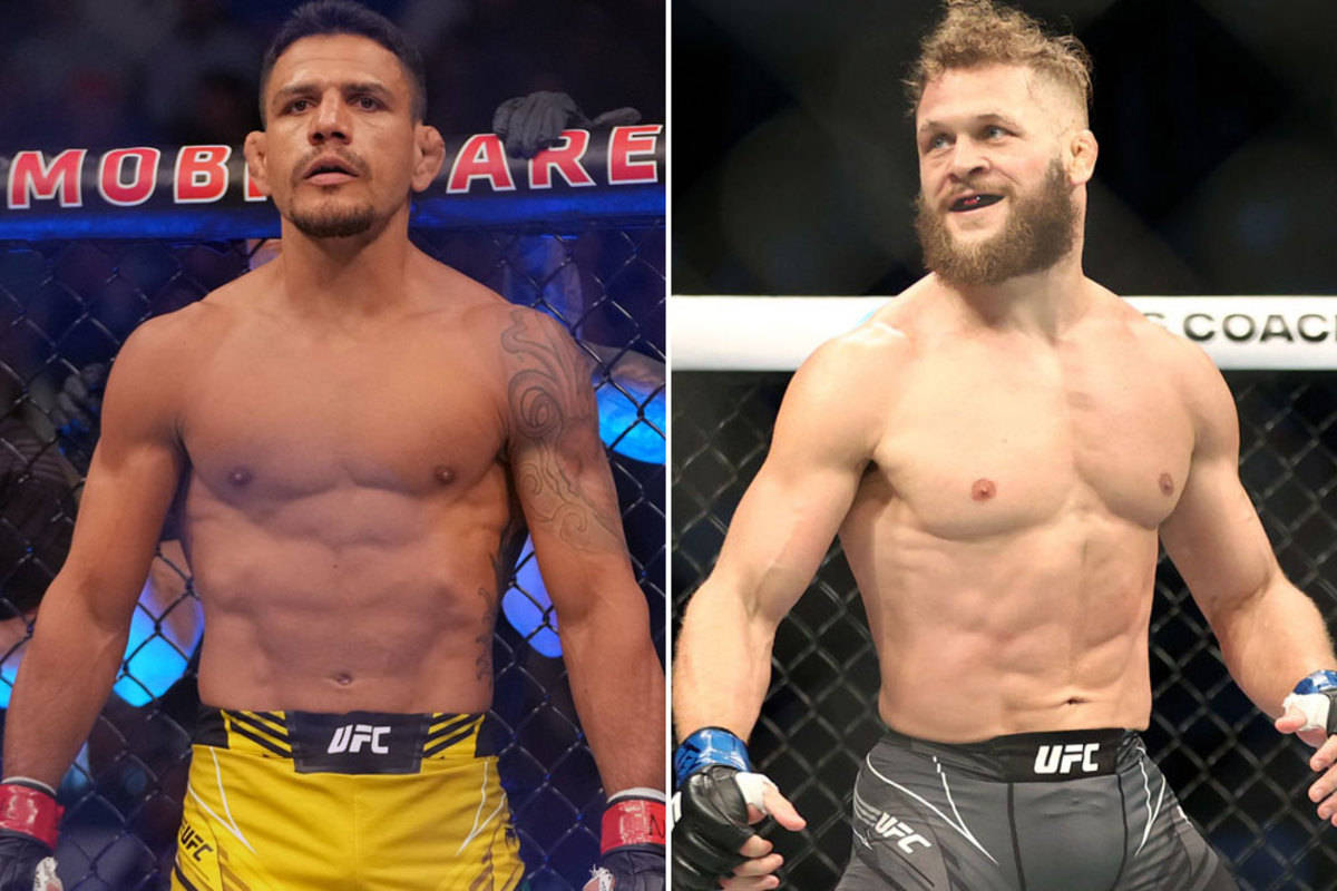 UFC 桌布 壁紙 — 兩名肌肉發達的UFC拳手站在八角籠內，一人有紋身手臂，另一人有鬍鬚，兩人都穿著格鬥裝備。