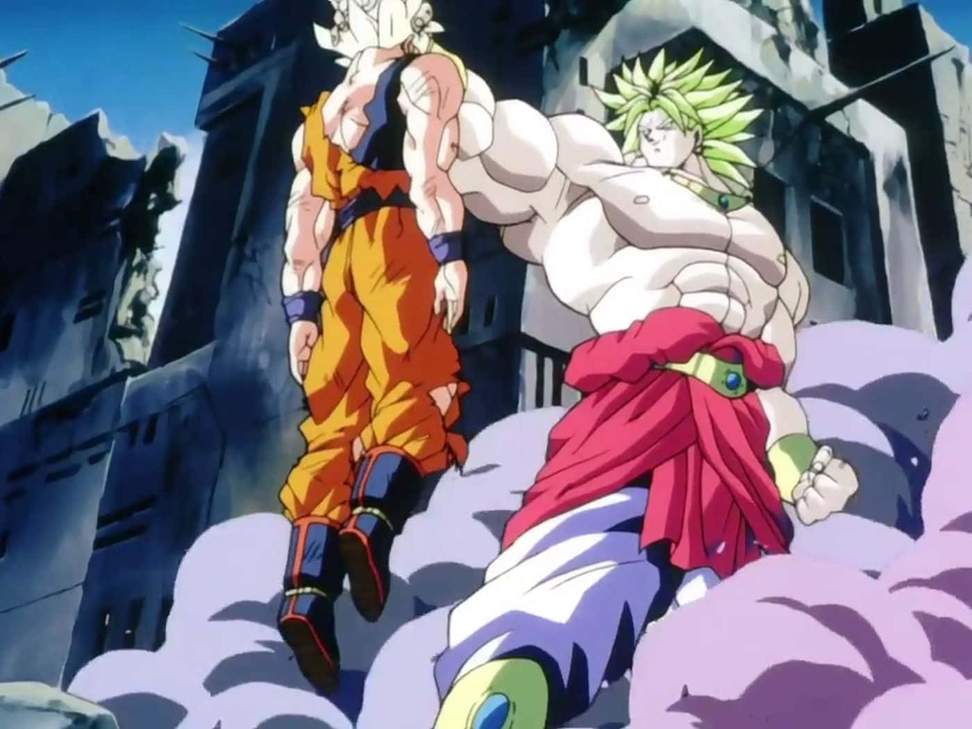 Dragon Ball Z Broly 桌布 壁紙 — 兩名肌肉發達的動漫戰士身穿橙色和紅色戰鬥裝備，在破碎的廢墟和旋轉的紫色雲層中，在晴朗的藍天下交戰。