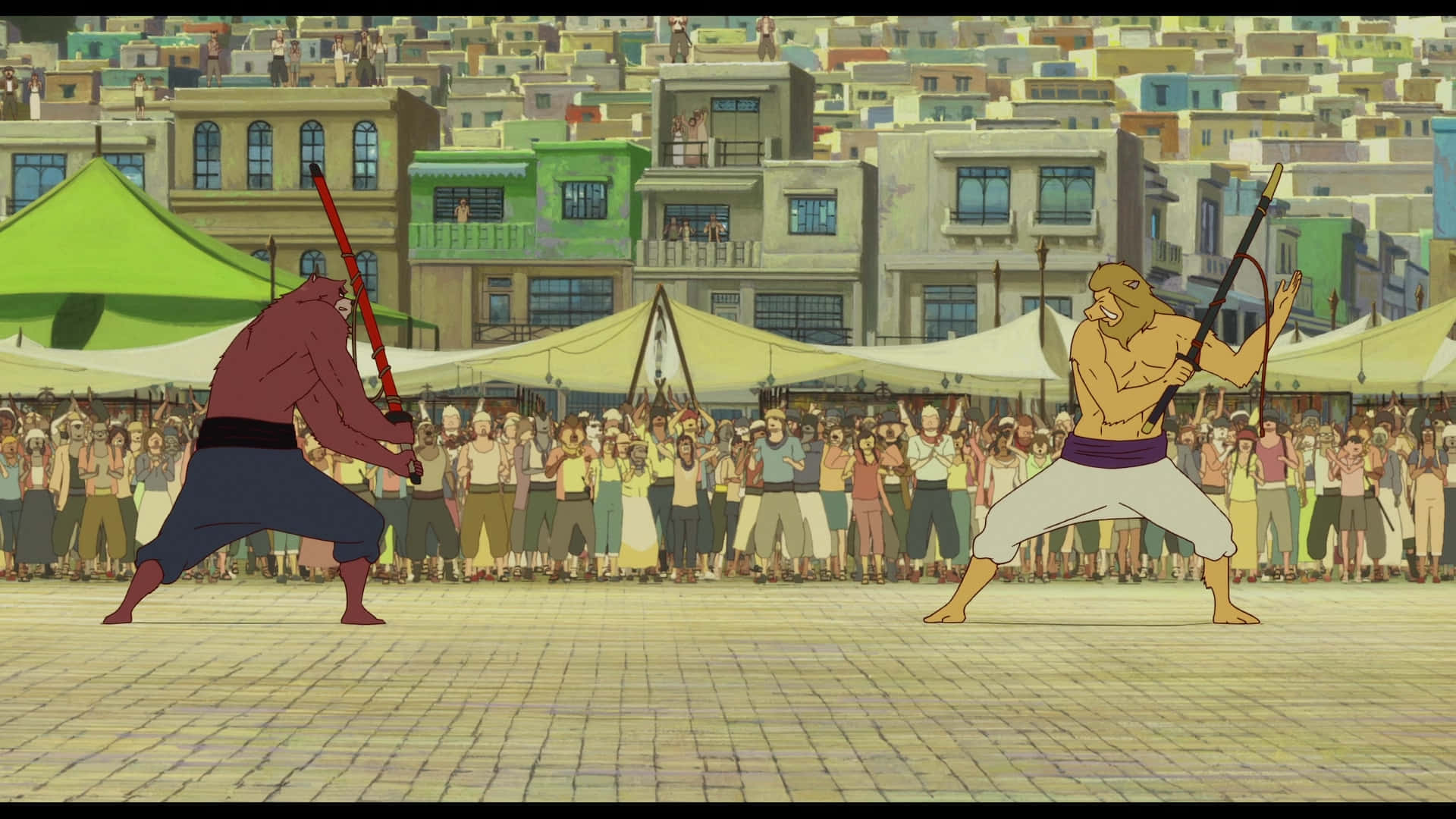 The Boy And The Beast 桌布 壁紙 — 兩名肌肉發達的戰士在陽光普照的廣場上揮劍交鋒，人群在色彩繽紛的帳篷和建築物後觀看。