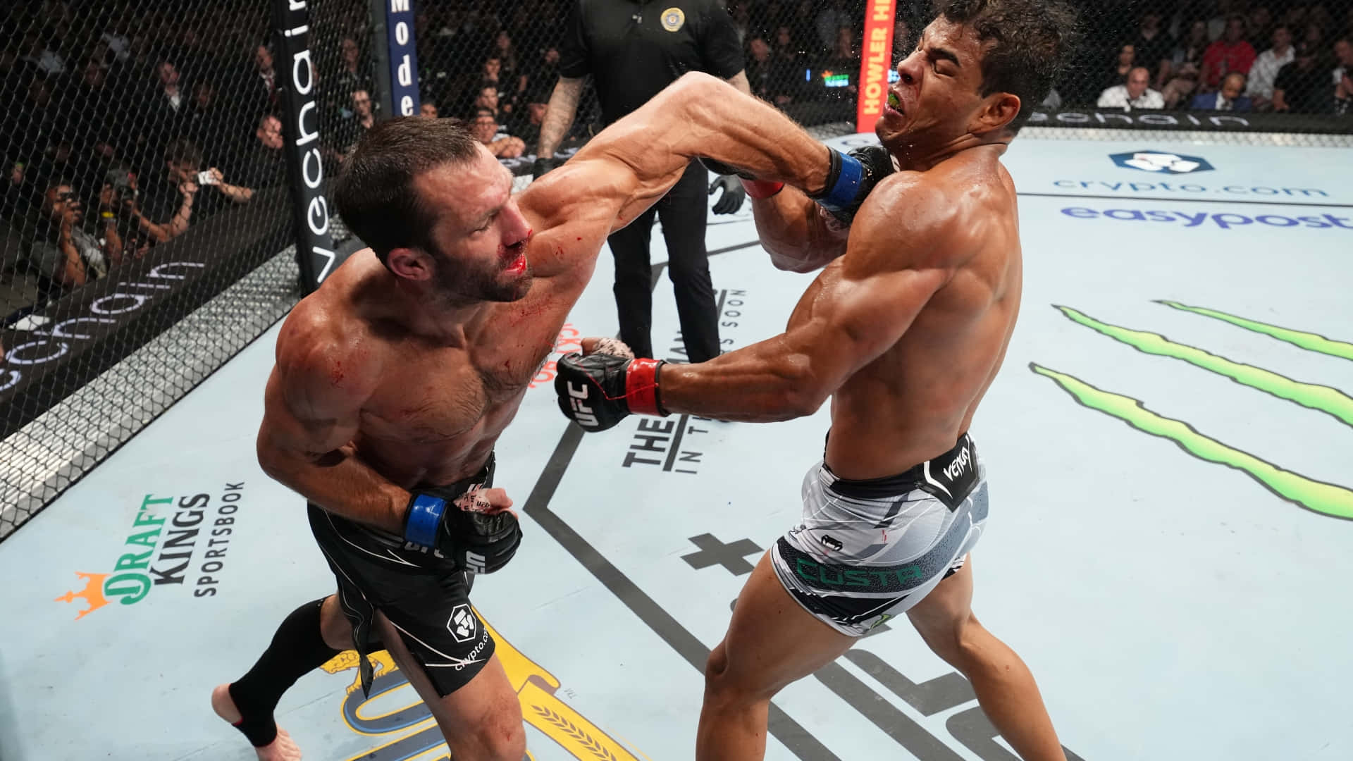 MMA 桌布 壁紙 — 兩名肌肉發達的拳手在UFC八角籠中激烈交鋒，滿臉鮮血，表情猙獰，在明亮的場館燈光下。