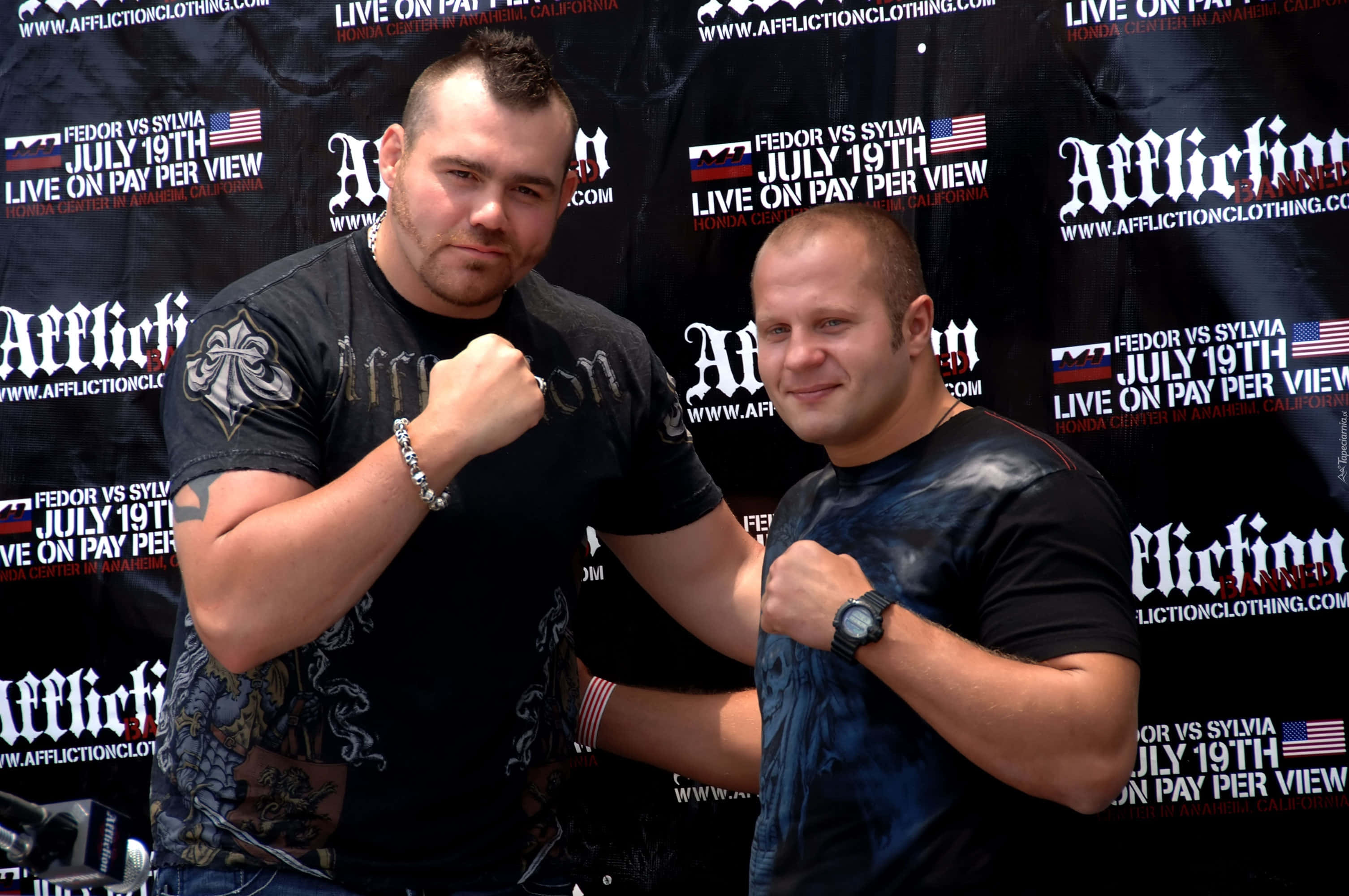 MMA 桌布 壁紙 — 兩名肌肉發達的拳手在品牌活動背景下擺出戰鬥姿勢，宣傳7月19日的按次付費比賽。