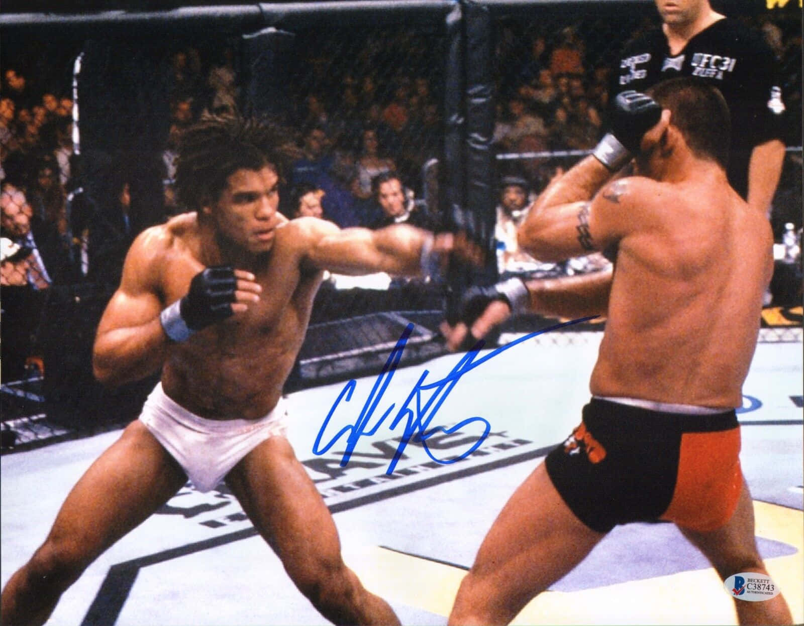 UFC 桌布 壁紙 — 兩名肌肉發達的拳手在明亮的場館燈光下進行激烈的MMA籠中格鬥。