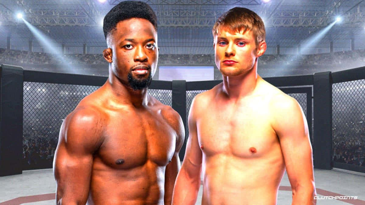 UFC 桌布 壁紙 — 兩名肌肉發達的拳手在燈光明亮的MMA八角籠中面向正前方站立，背景有群眾。