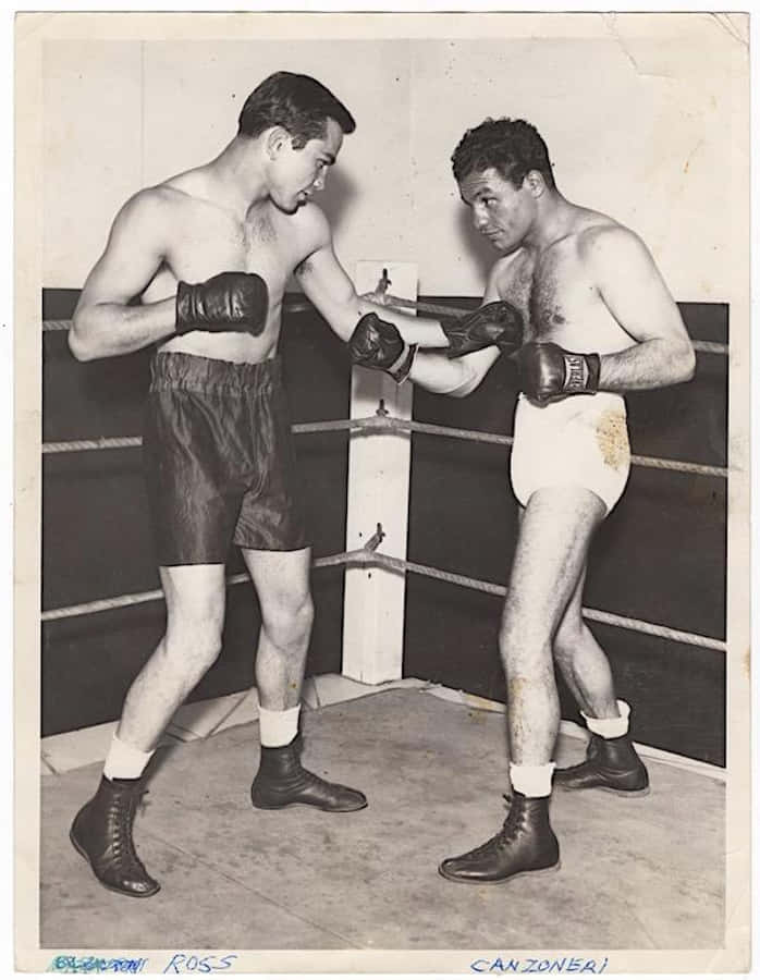 Boxing 桌布 壁紙 — 兩名肌肉發達的拳擊手穿著復古裝備，在破舊的拳擊台上緊張地鎖住手套。