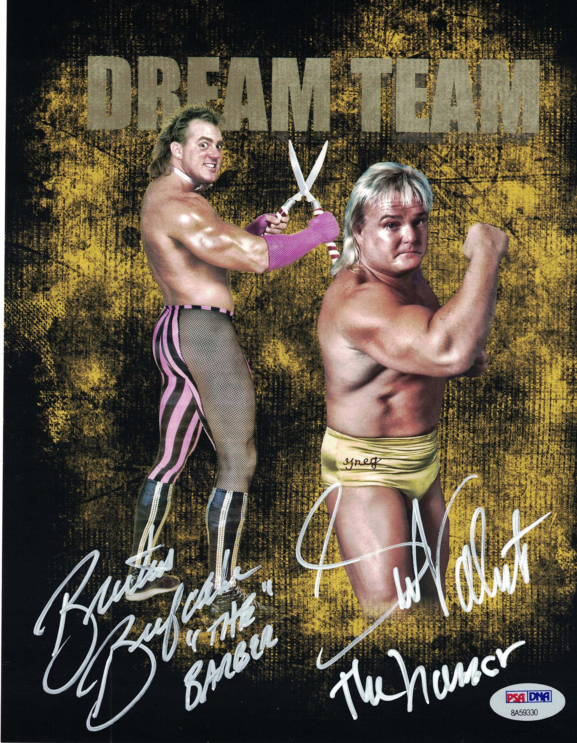 WWE 桌布 壁紙 — 兩名肌肉發達的摔角手在帶有 'DREAM TEAM' 文字和簽名的粗糙金色背景前戲劇性地擺姿勢。