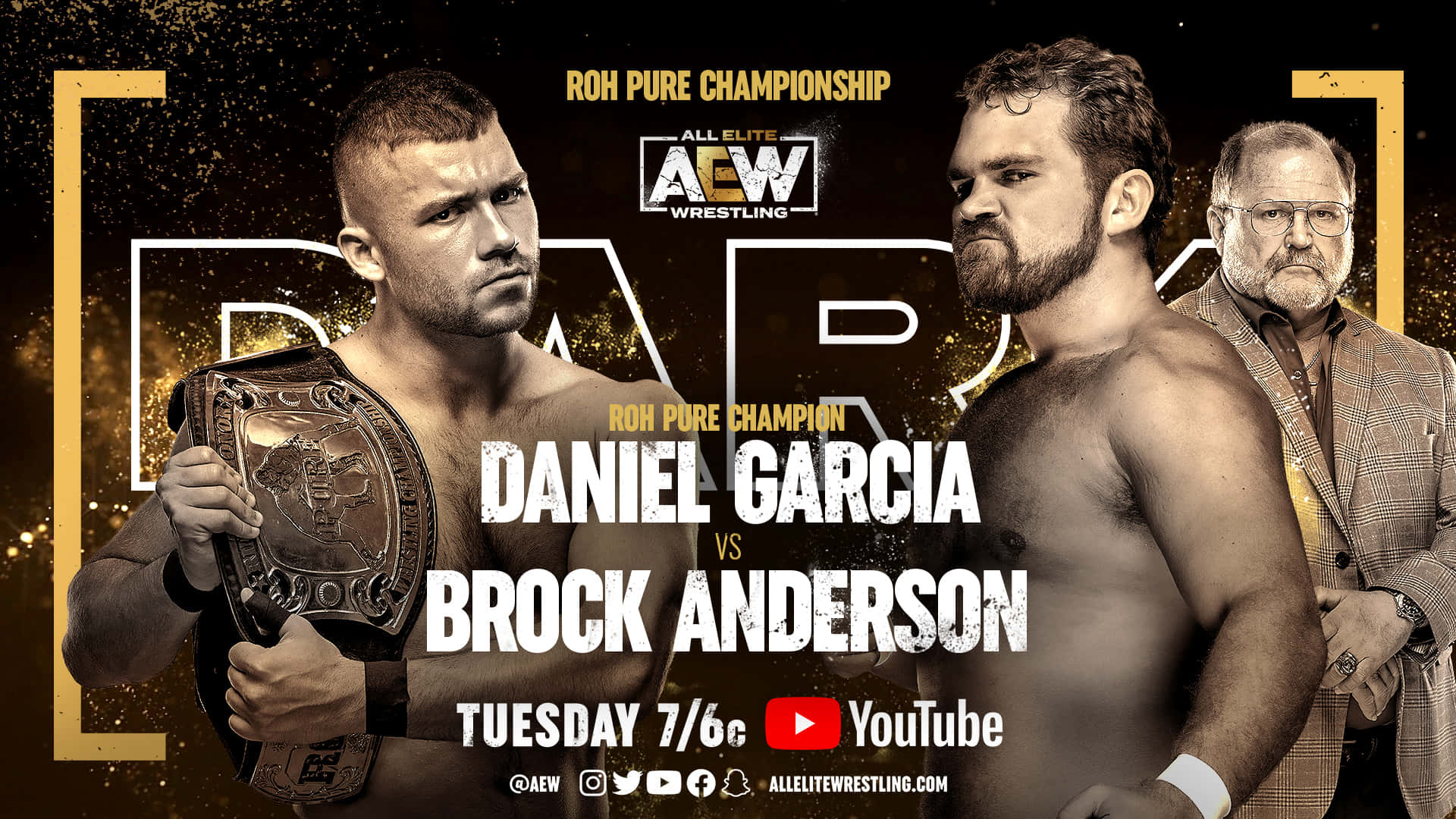 Aew 桌布 壁紙 — 兩名肌肉發達的摔角手在戲劇性的金色聚光燈下對峙，腰帶和裁判在場。
