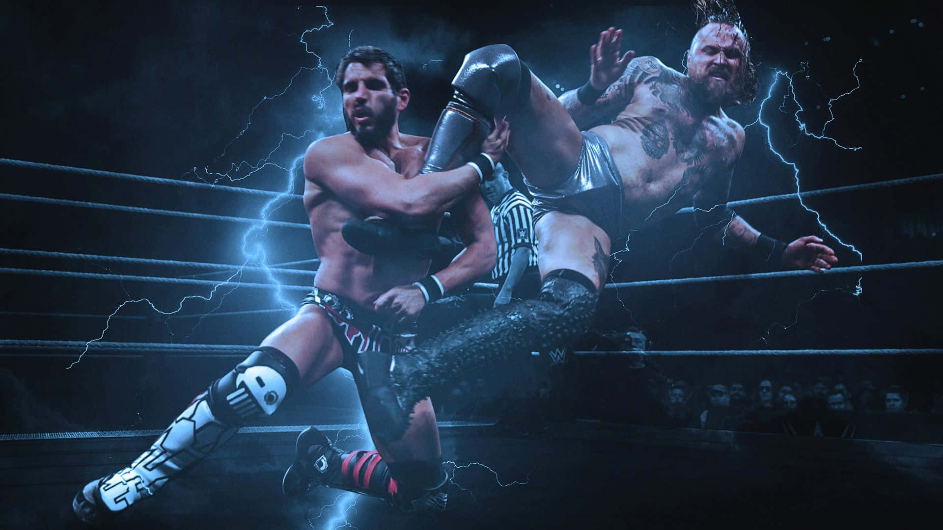 WWE 桌布 壁紙 — 兩名肌肉發達的摔角手在擂台上激烈纏鬥，電光火石在他們周圍噼啪作響，燈光效果戲劇化。